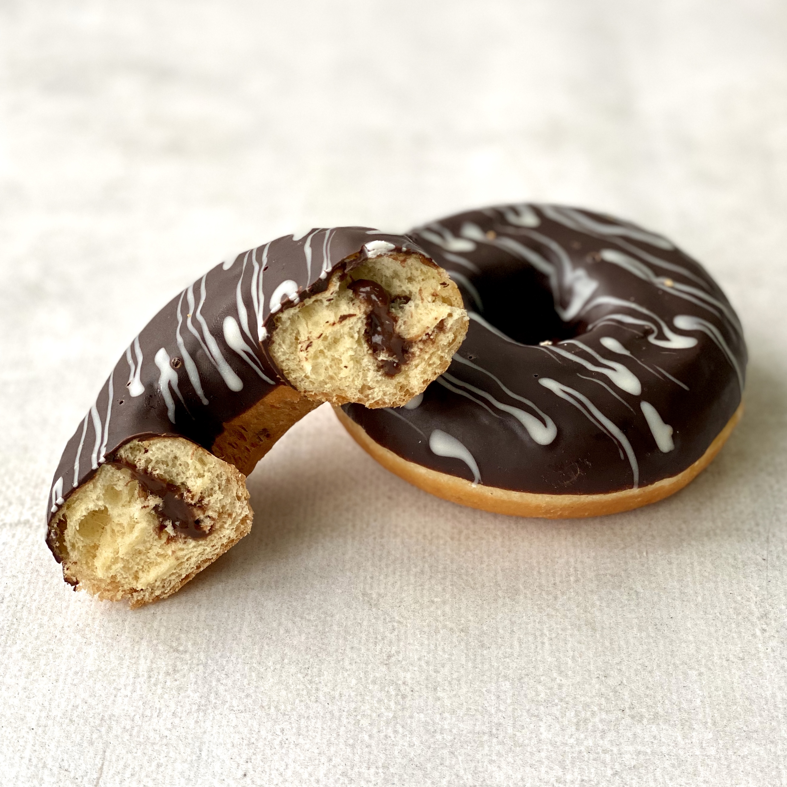 Донат глазированный с шоколадной начинкой изображение 3