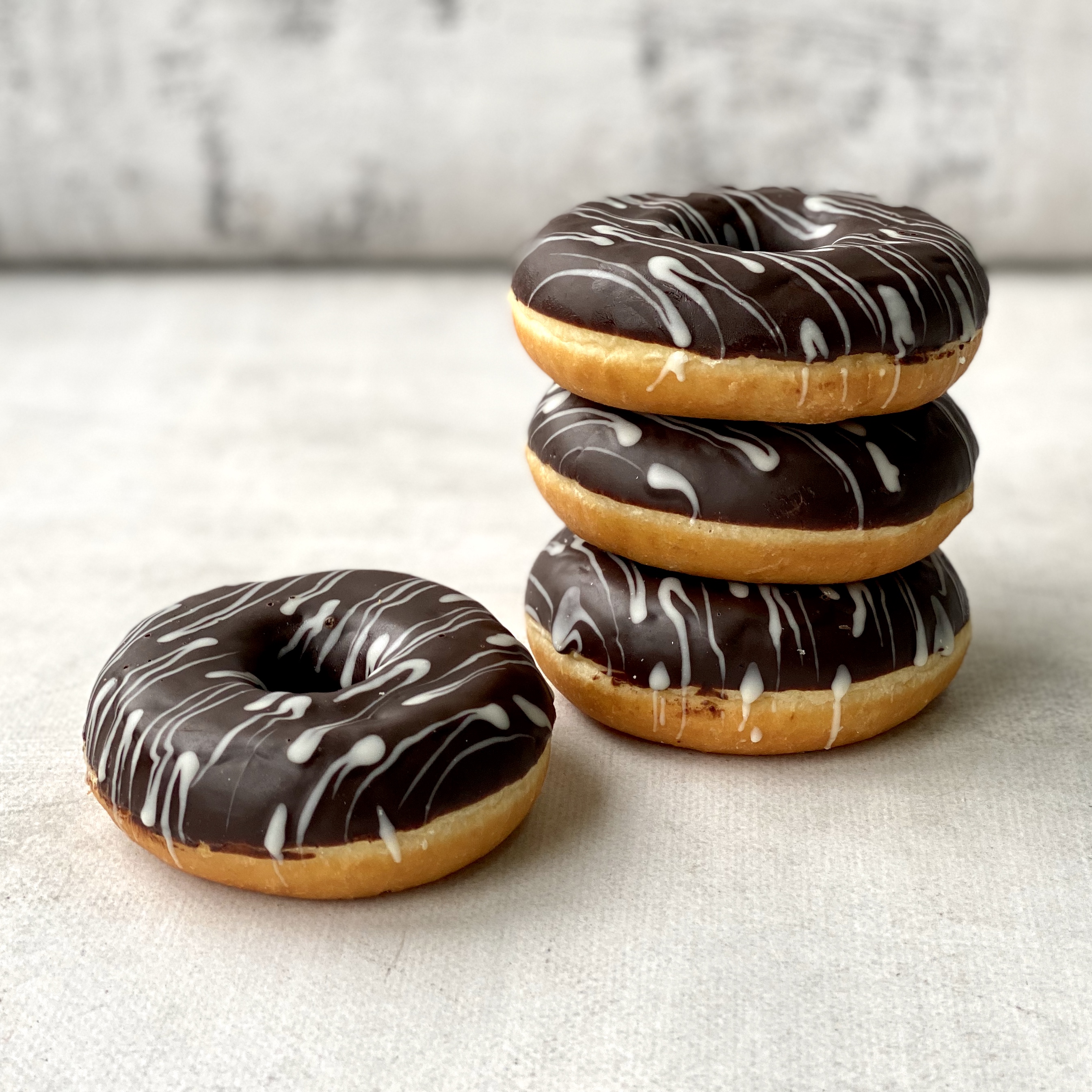 Донат глазированный с шоколадной начинкой изображение 4