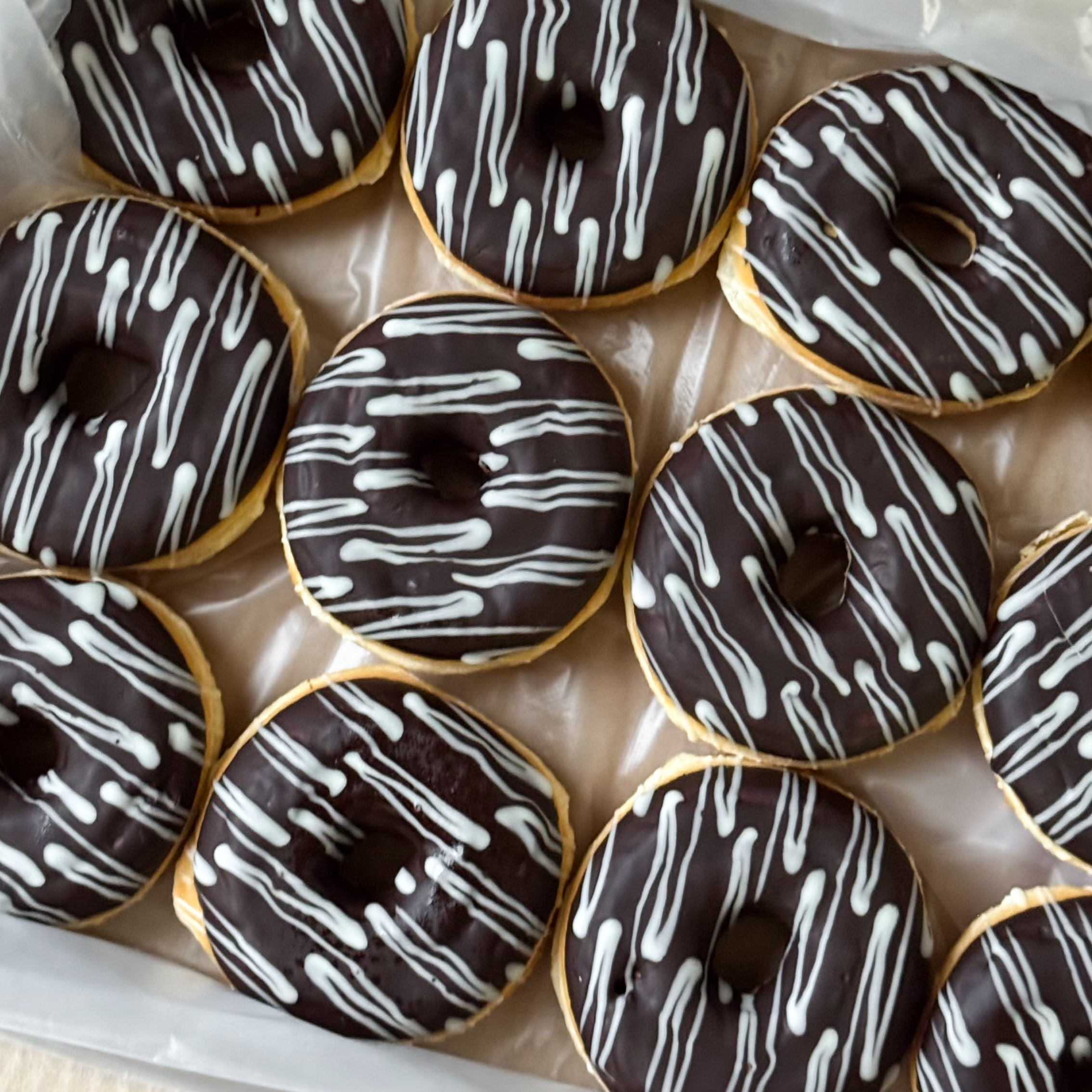 Донат глазированный Шоколад с шок. начинкой изображение 3