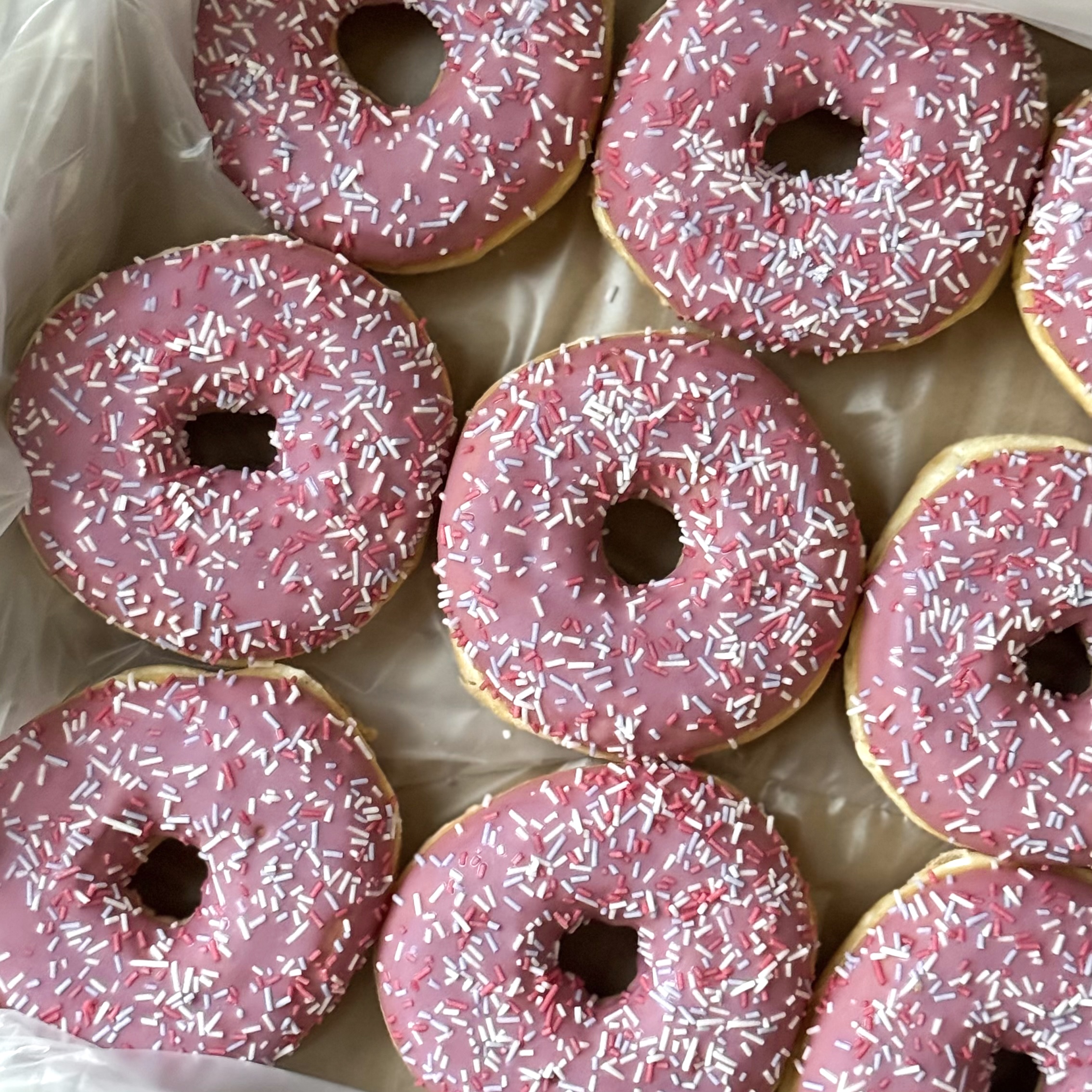 Донат глазированный Ягодный микс с ягодной начинкой изображение 2