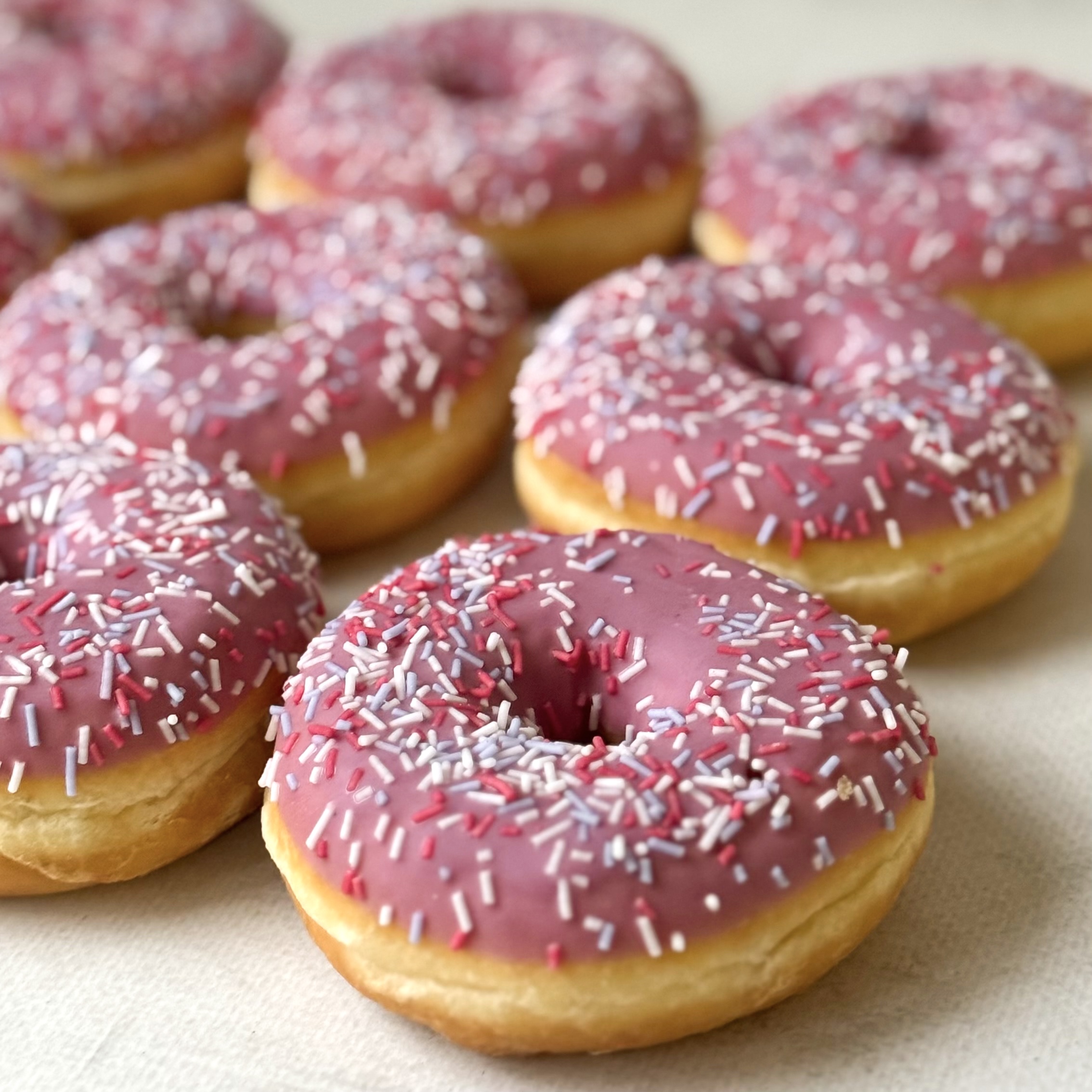 Донат глазированный Ягодный микс с ягодной начинкой изображение 4