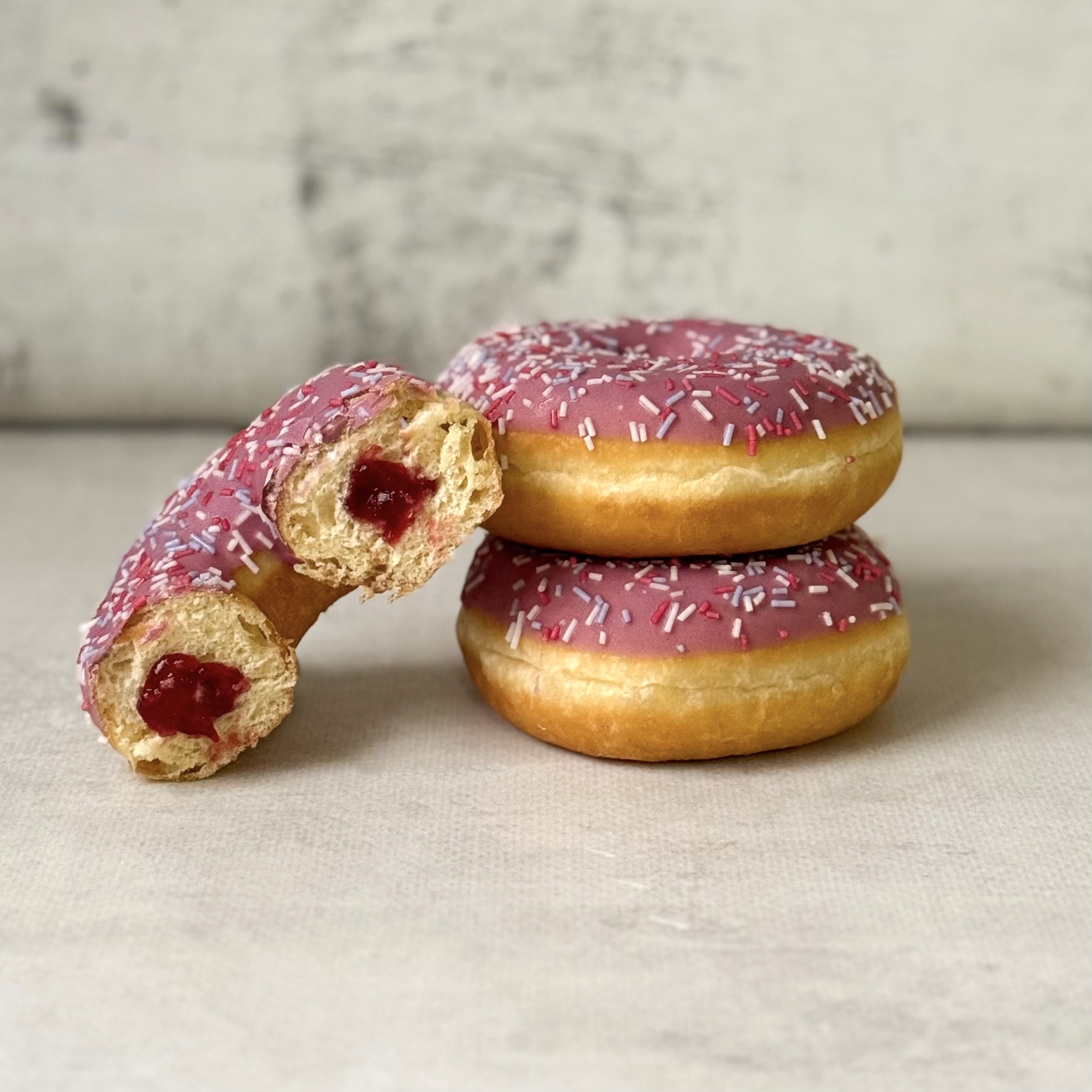 Донат глазированный Ягодный микс с ягодной начинкой изображение 7