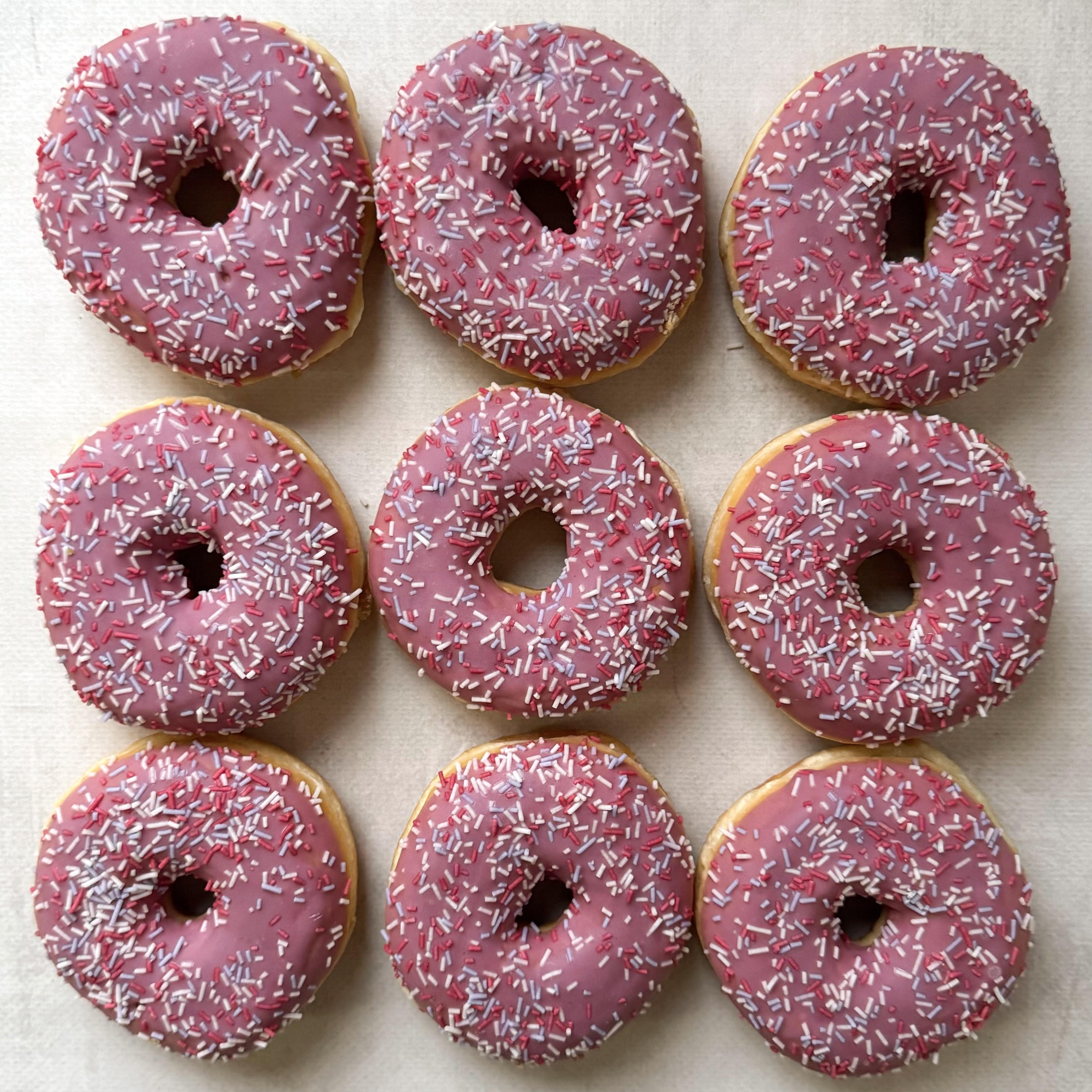 Донат глазированный Ягодный микс с ягодной начинкой изображение 8