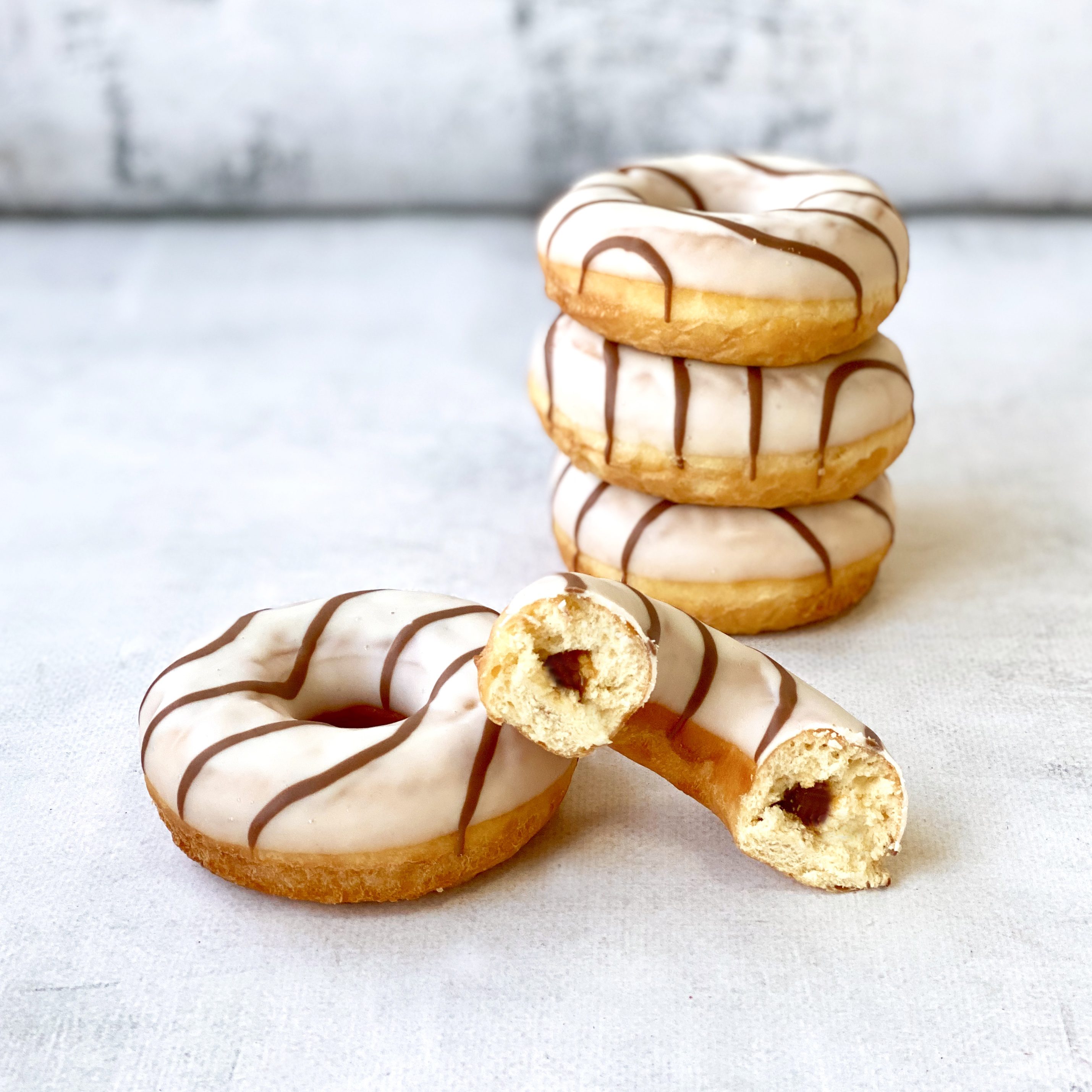 Донат с карамельной начинкой глазированный изображение 1