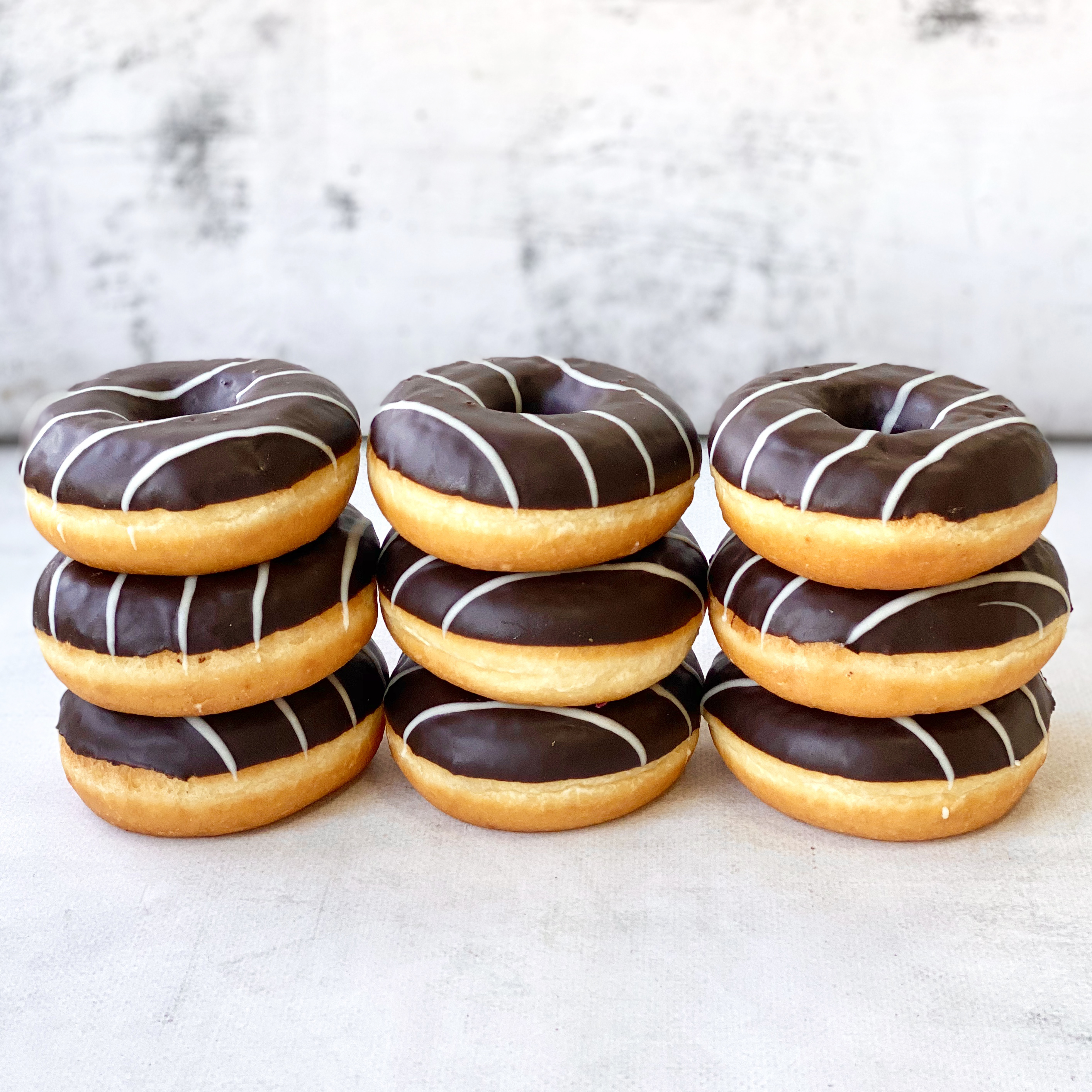 Донат со вкусом шоколада глазированный изображение 2