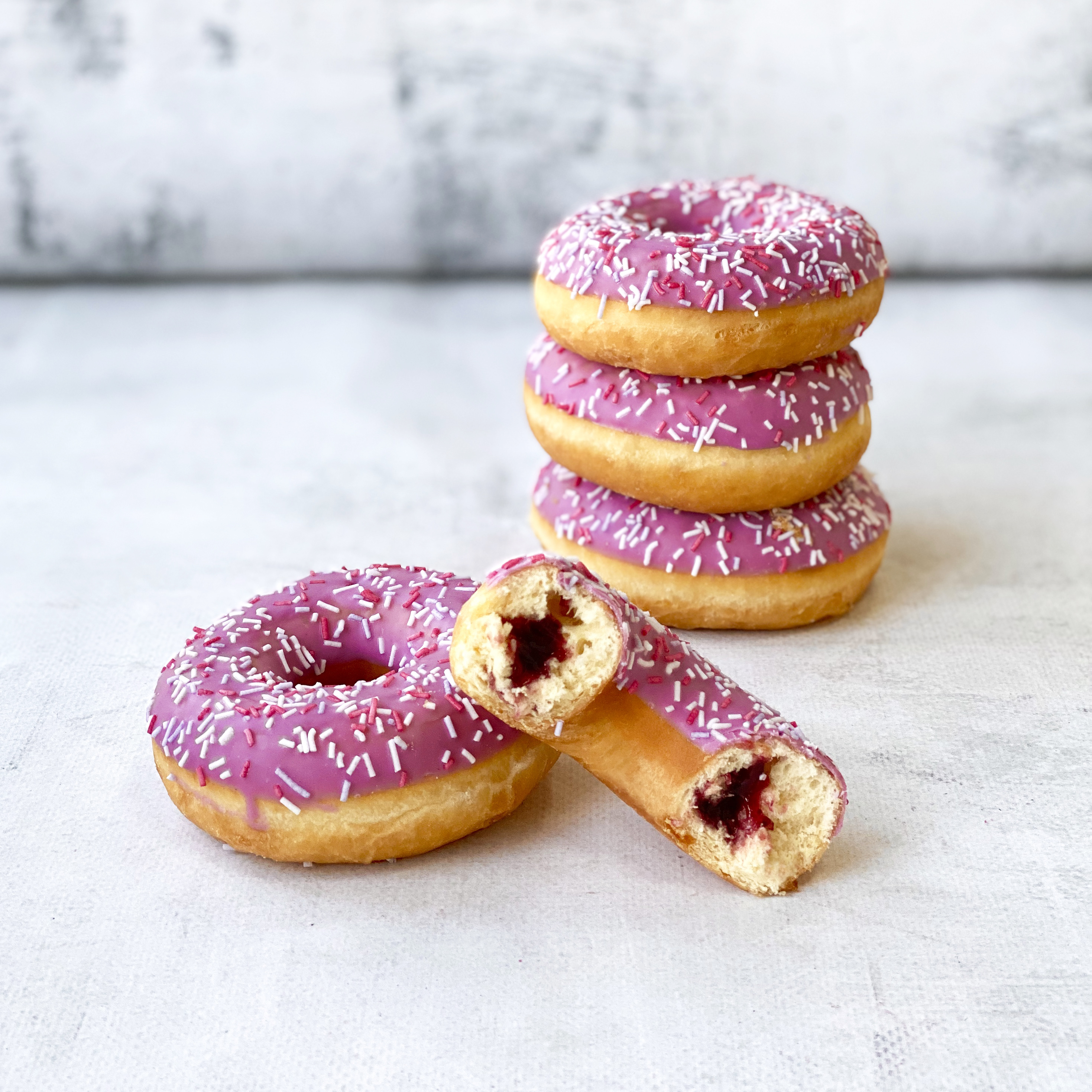 Донат Ягодный микс с  начинкой со вкусом ягод глазированный изображение 1