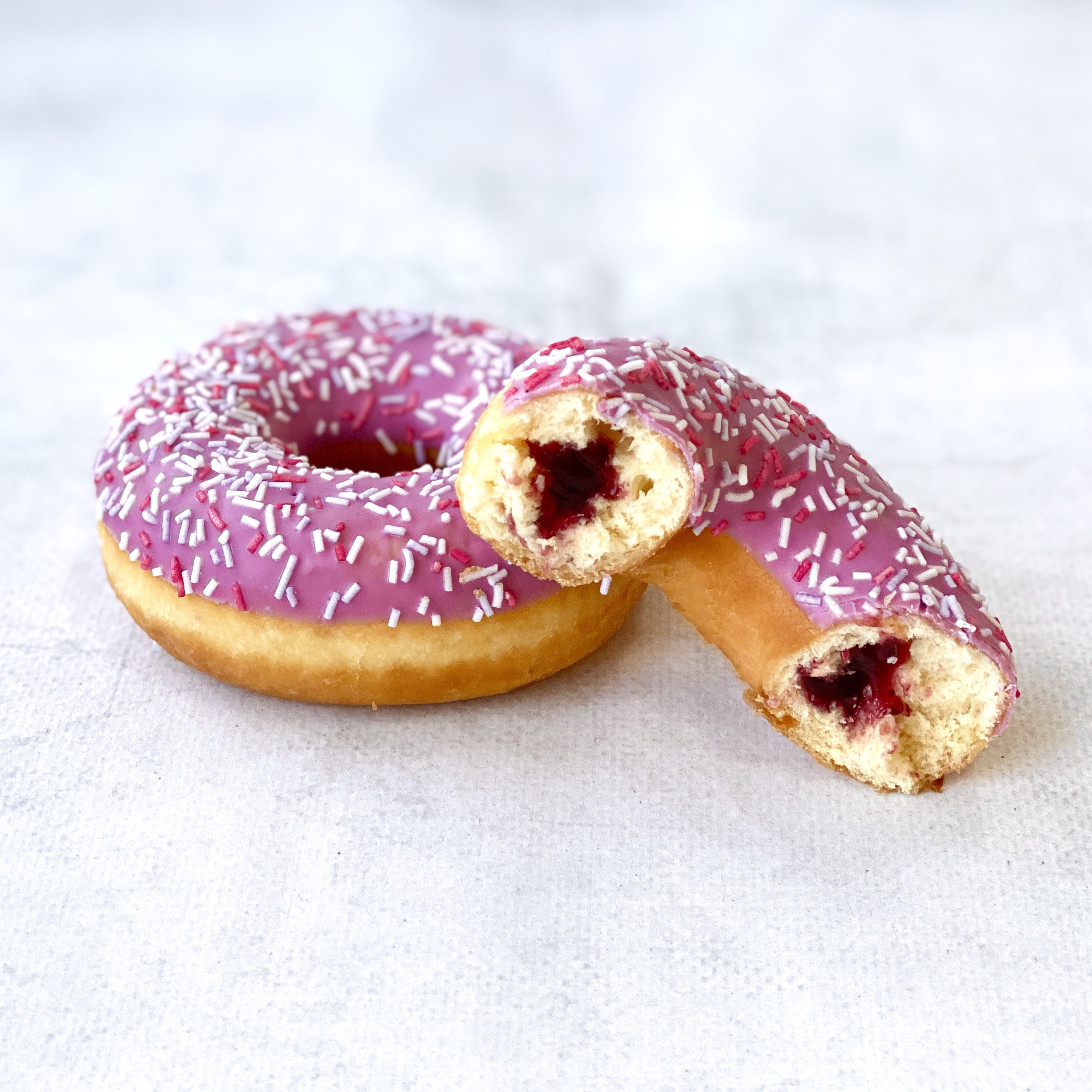 Донат Ягодный микс с  начинкой со вкусом ягод глазированный изображение 3