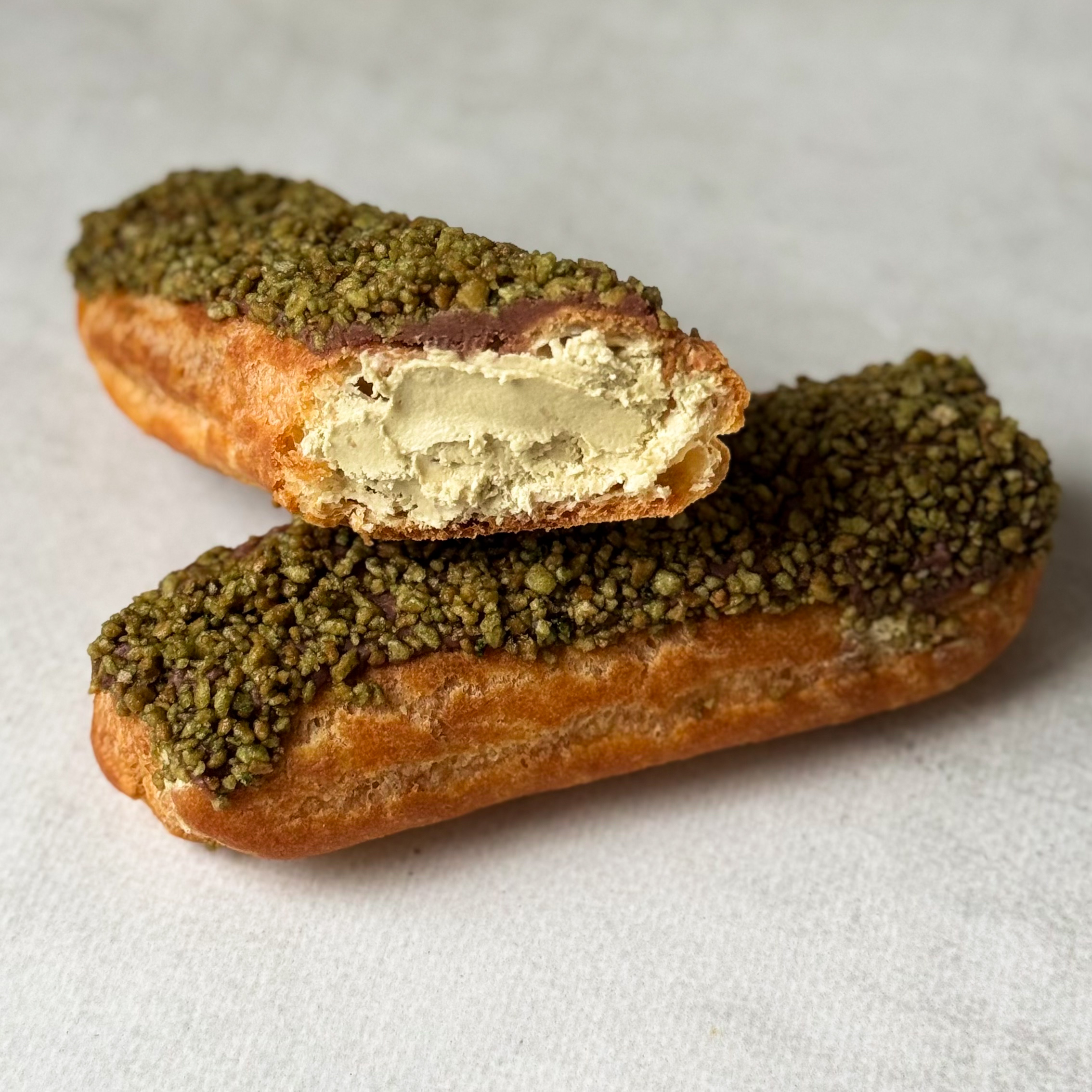 Эклер, вдохновлённый популярным лакомством арабских стран, с кремом из взбитых сливок, покрытый шоколадом и посыпкой "Дубайский шоколад" изображение 1