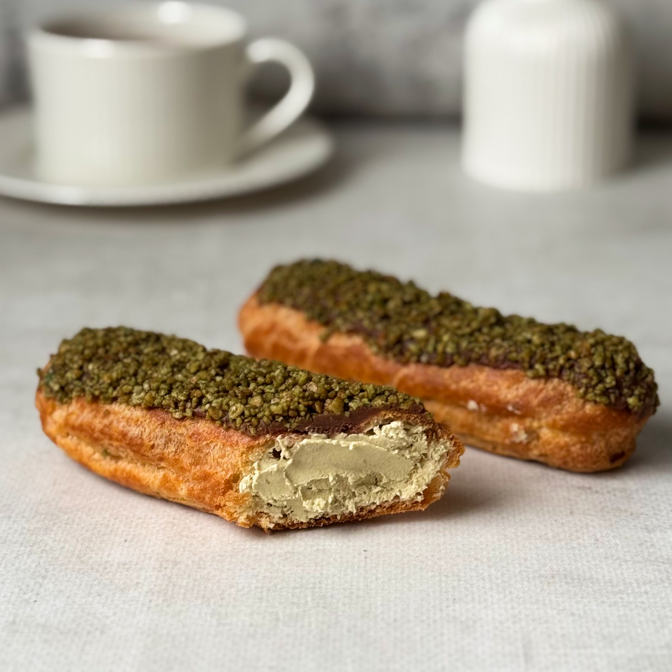 Эклер, вдохновлённый популярным лакомством арабских стран, с кремом из взбитых сливок, покрытый шоколадом и посыпкой "Дубайский шоколад" изображение 2