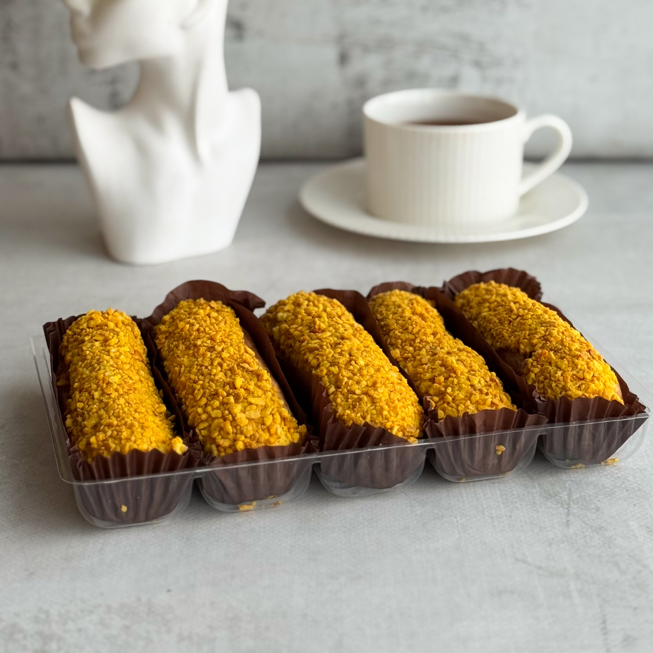 Эклер с начинкой из пюре маракуйи, манго и кремом из взбитых сливок, покрытый помадкой и посыпкой с тропическим вкусом изображение 6