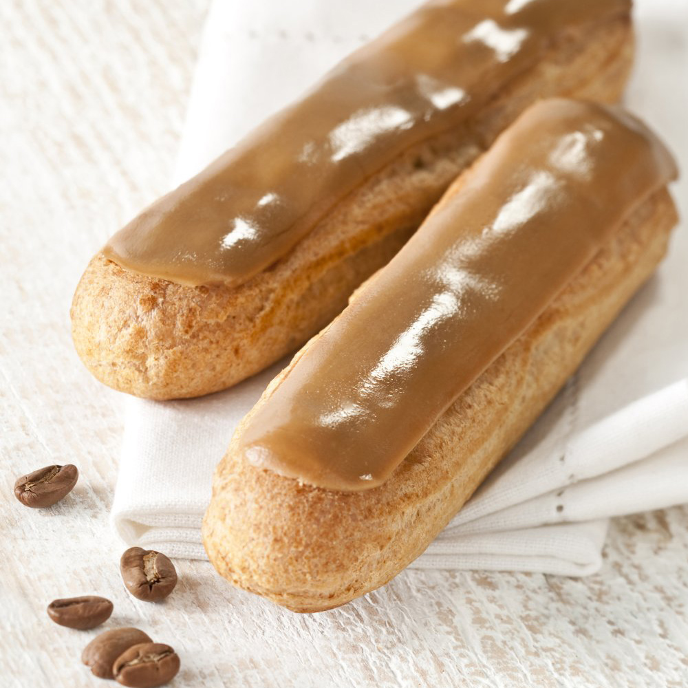 Кофейный эклер с кремом из взбитых сливок и натурального кофе украшенный кофейной помадкой. 2 СОРТ Внимание: выкристаллизовались сахара кристаллы на помадке.  изображение 1