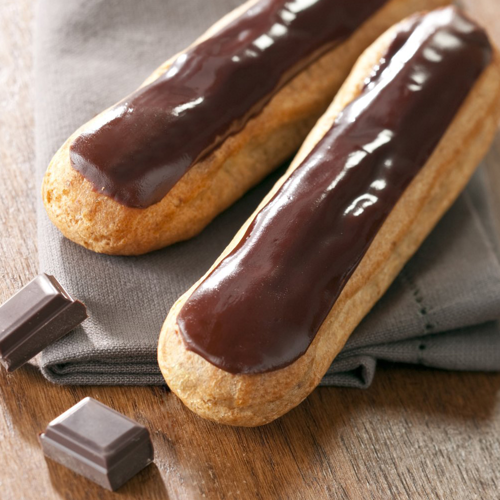 Шоколадный эклер с кремом из взбитых сливок с шоколадом украшенный шоколадной помадкой 2 СОРТ Внимание: выкристаллизовались сахара кристаллы на помадке.  изображение 1