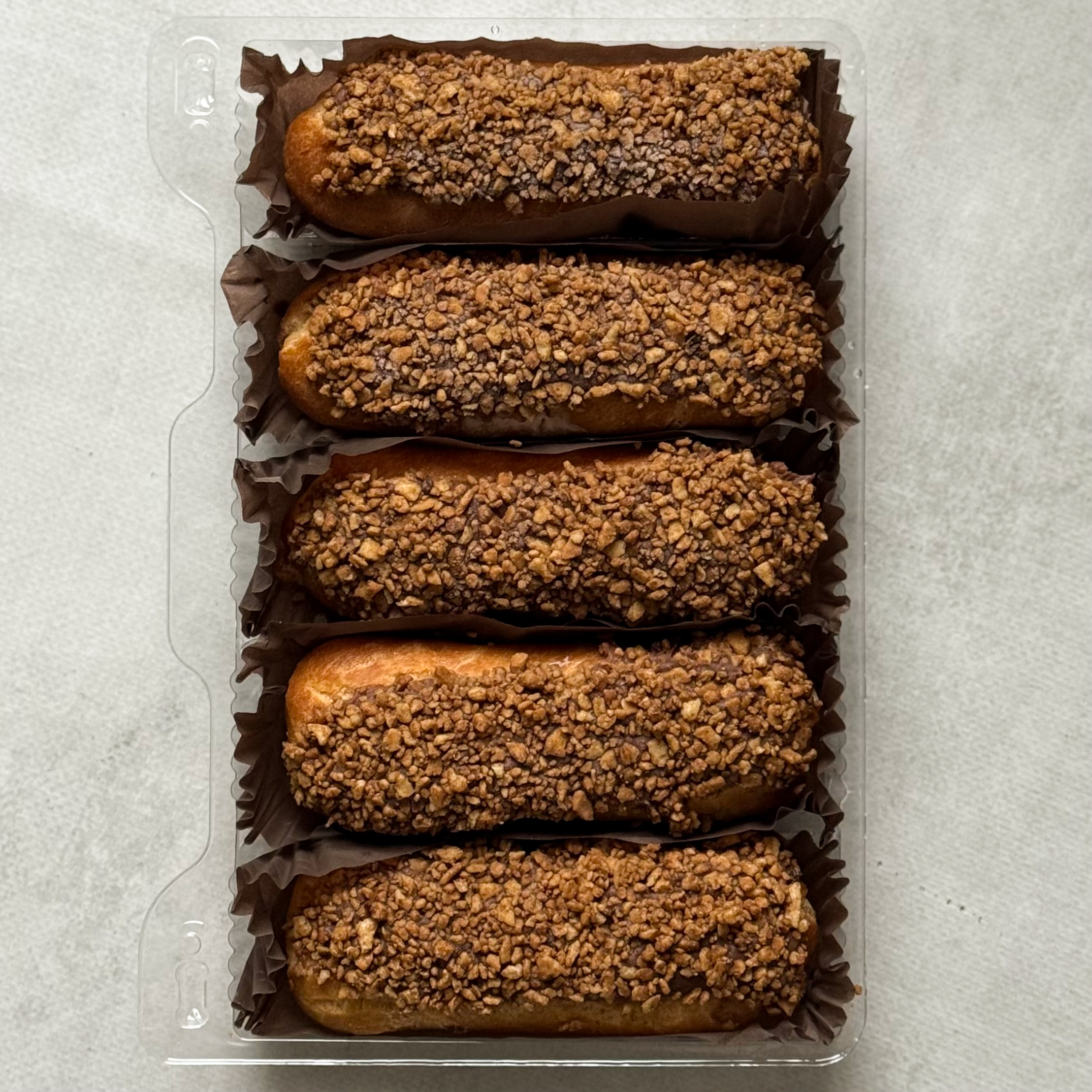 Ванильный эклер с начинкой из сливочного крема, покрытый шоколадной помадкой с посыпкой изображение 5