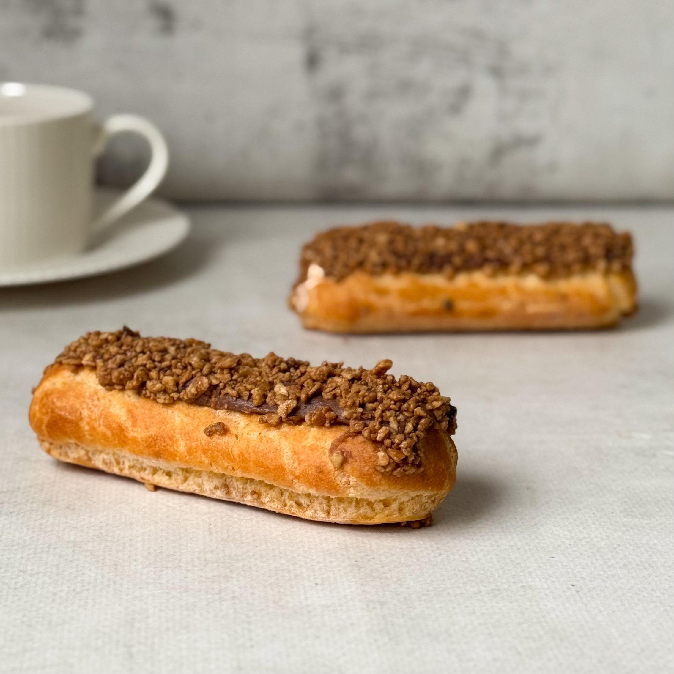 Ванильный эклер с начинкой из сливочного крема, покрытый шоколадной помадкой с посыпкой изображение 7