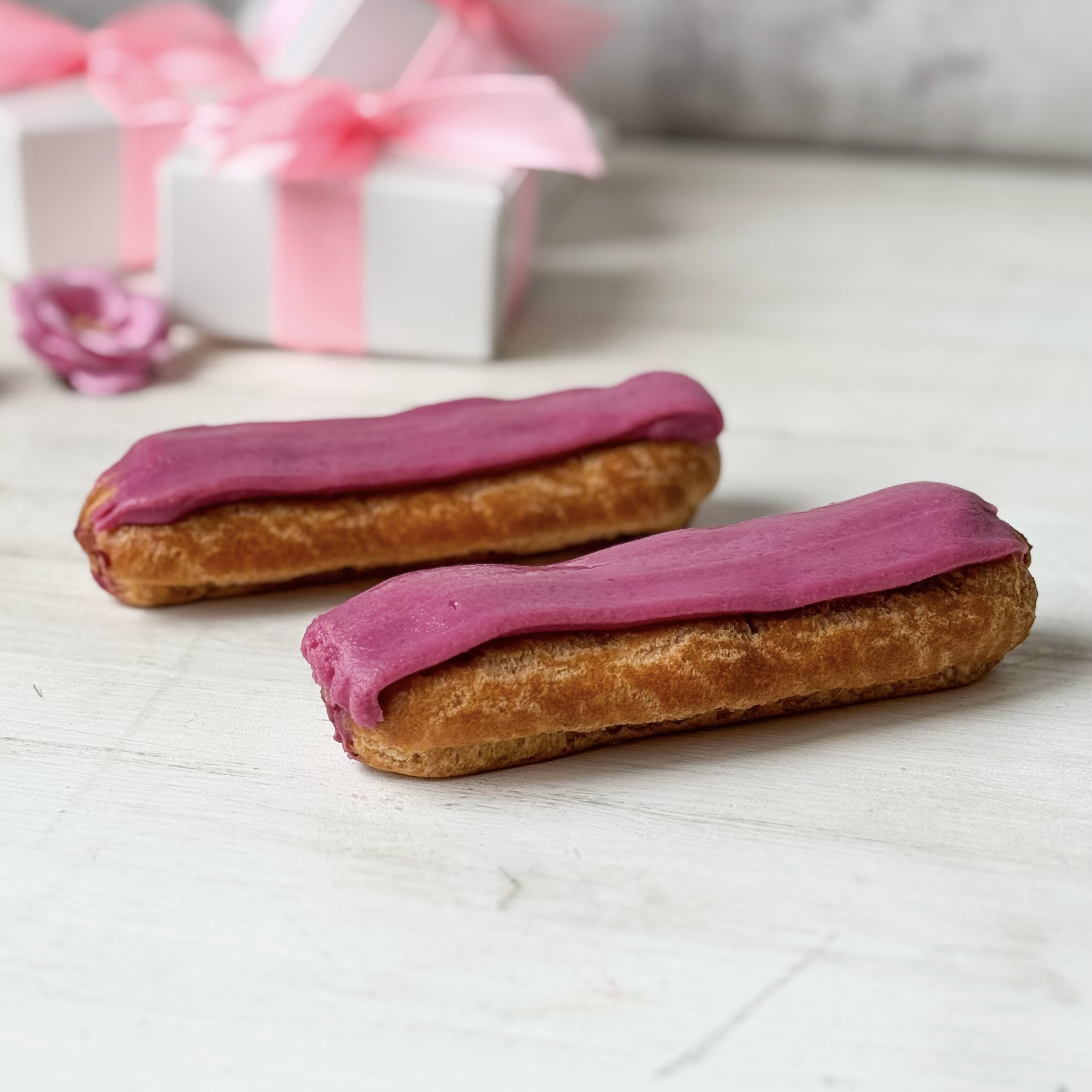 Ягодный эклер с ягодной начинкой и кремом из взбитых сливок, покрытый брусничной помадкой   изображение 3