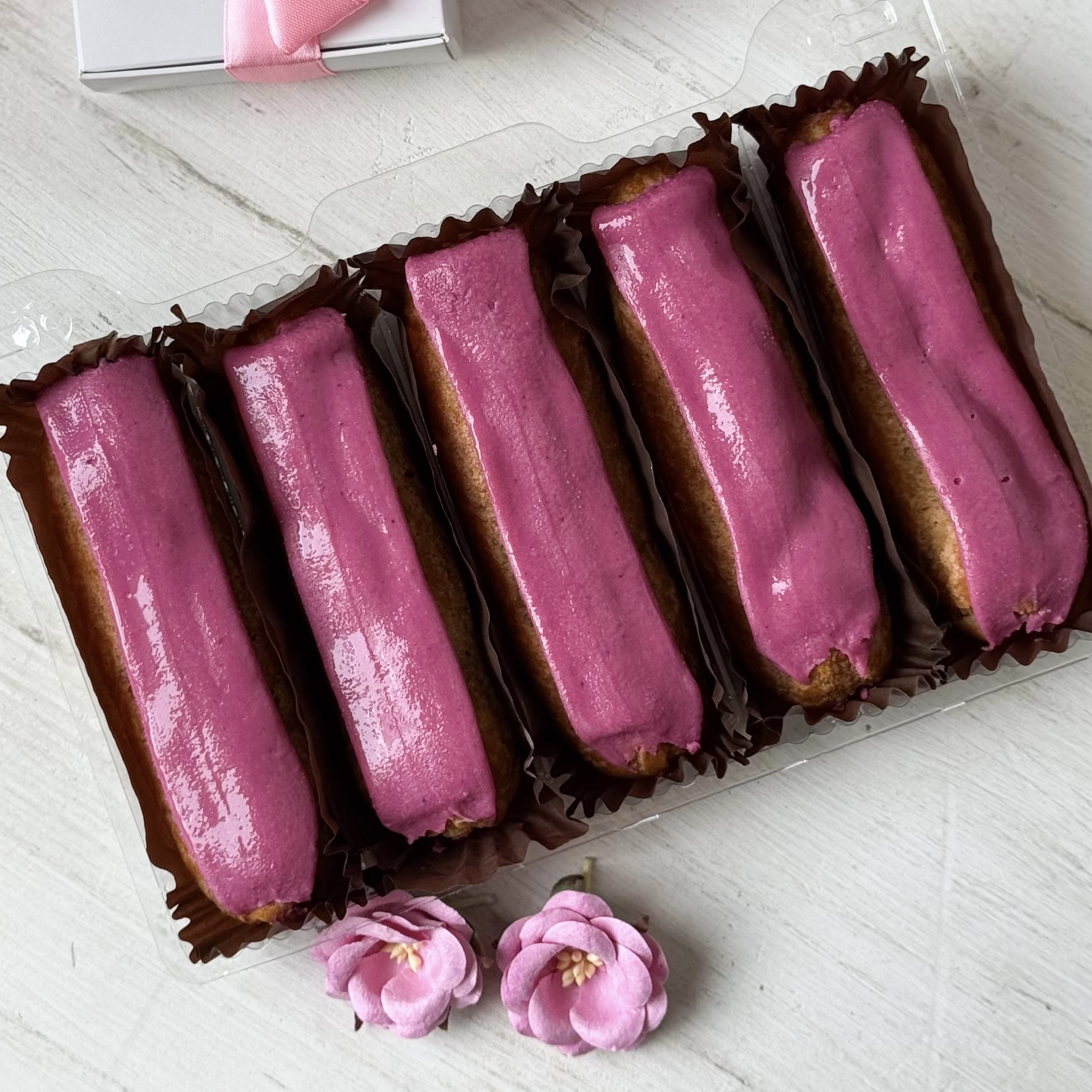 Ягодный эклер с ягодной начинкой и кремом из взбитых сливок, покрытый брусничной помадкой   изображение 7