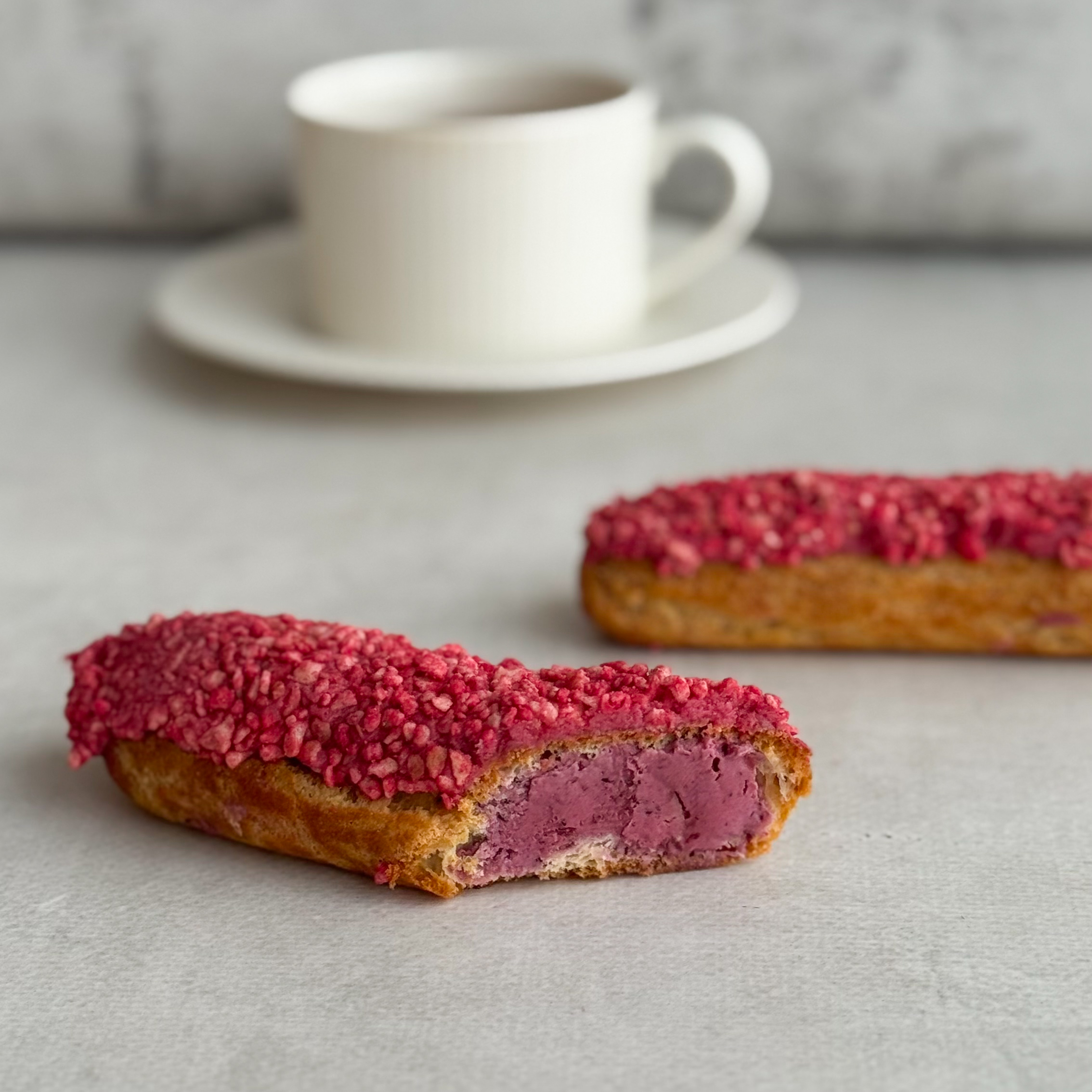 Ягодный эклер с ягодной начинкой и кремом из взбитых сливок, покрытый брусничной помадкой   изображение 6