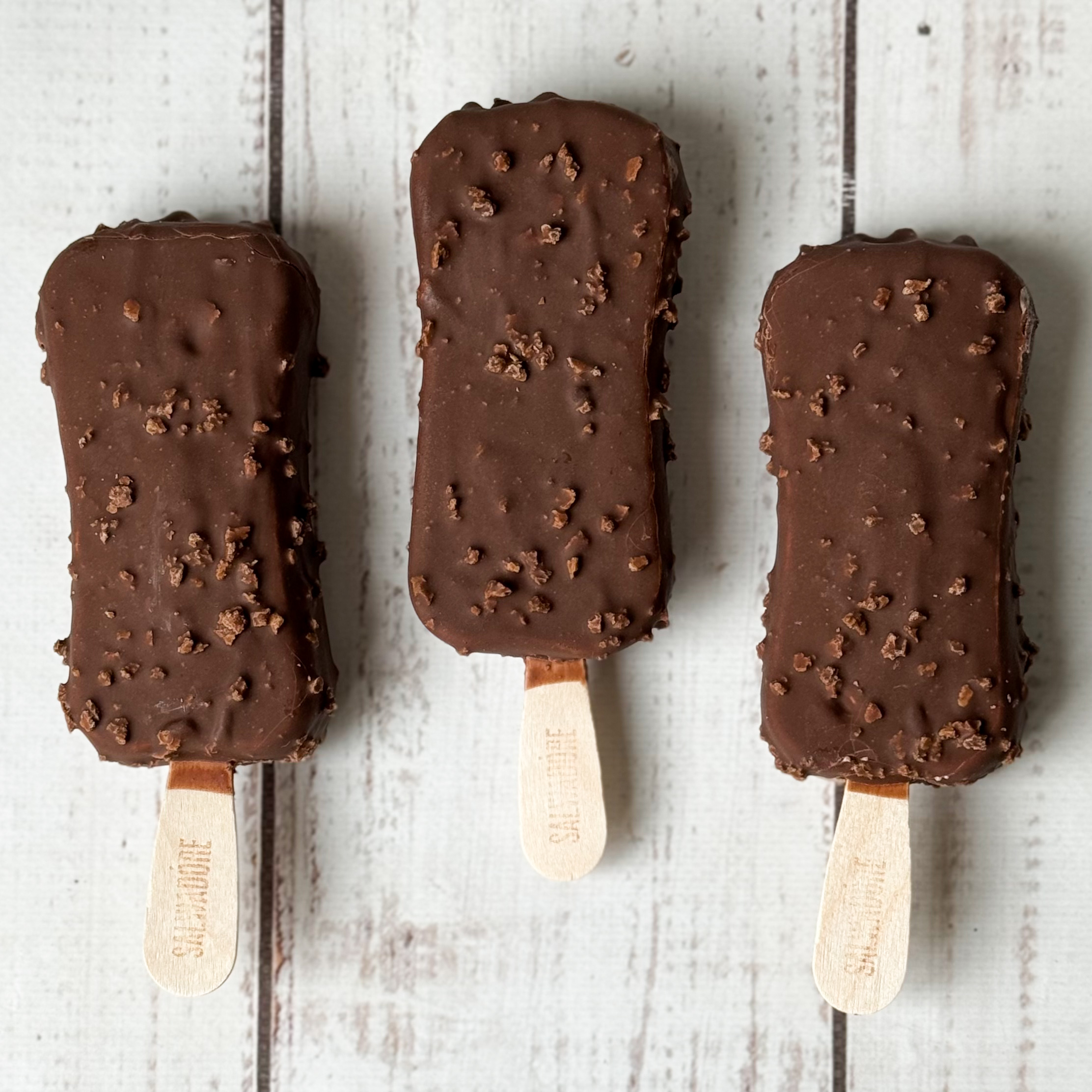 Эскимо Сальвадор сливочное шоколадное 10 % с шоколадным топпингом и кусочками бисквитного печенья в молочном шоколаде с вафельной крошкой изображение 4