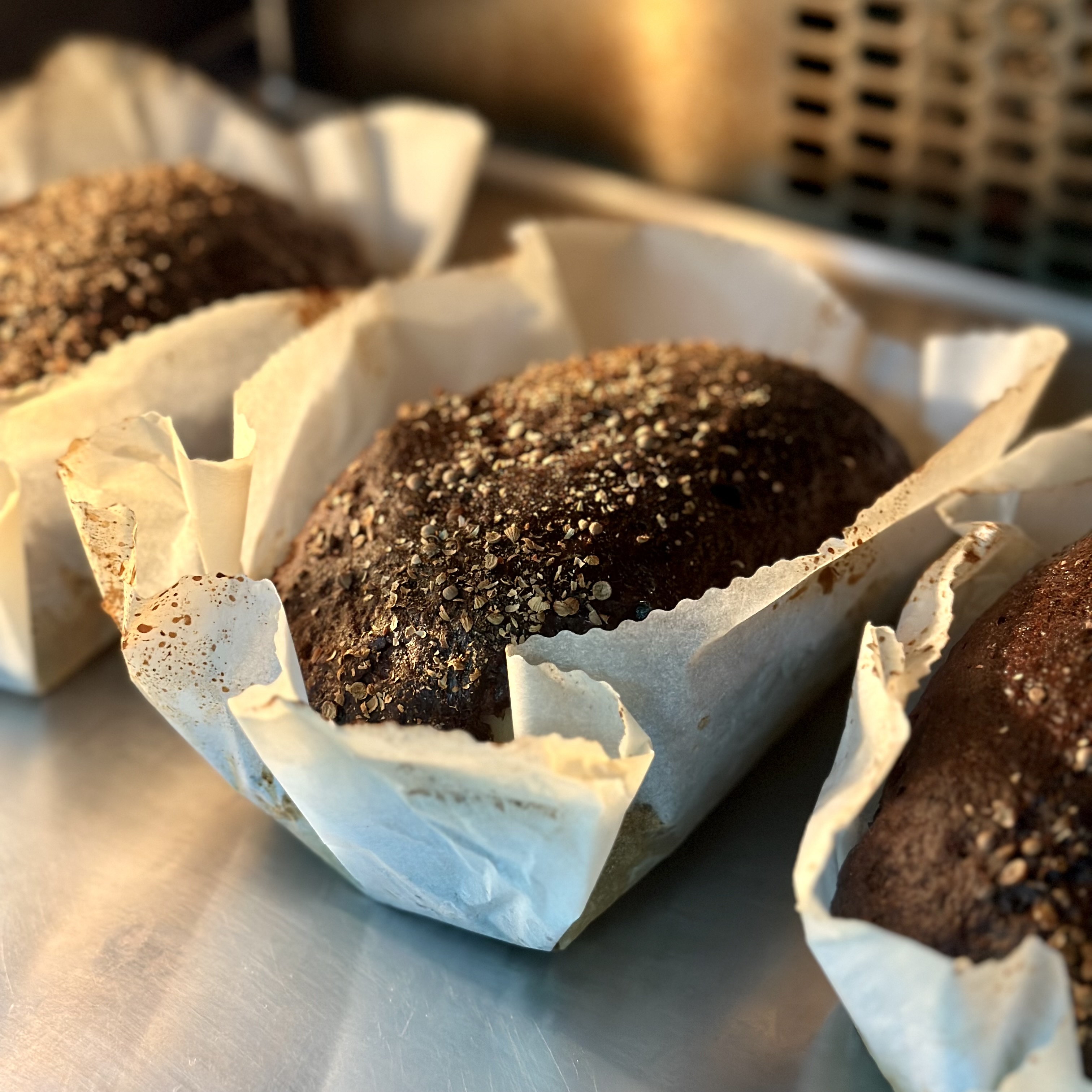 Хлеб с салом «Охотничий» – заварной хлеб из смеси муки ржаной хлебопекарной сеяной, пшеничной муки первого сорта, солода ржаного сухого с добавлением сала. изображение 4