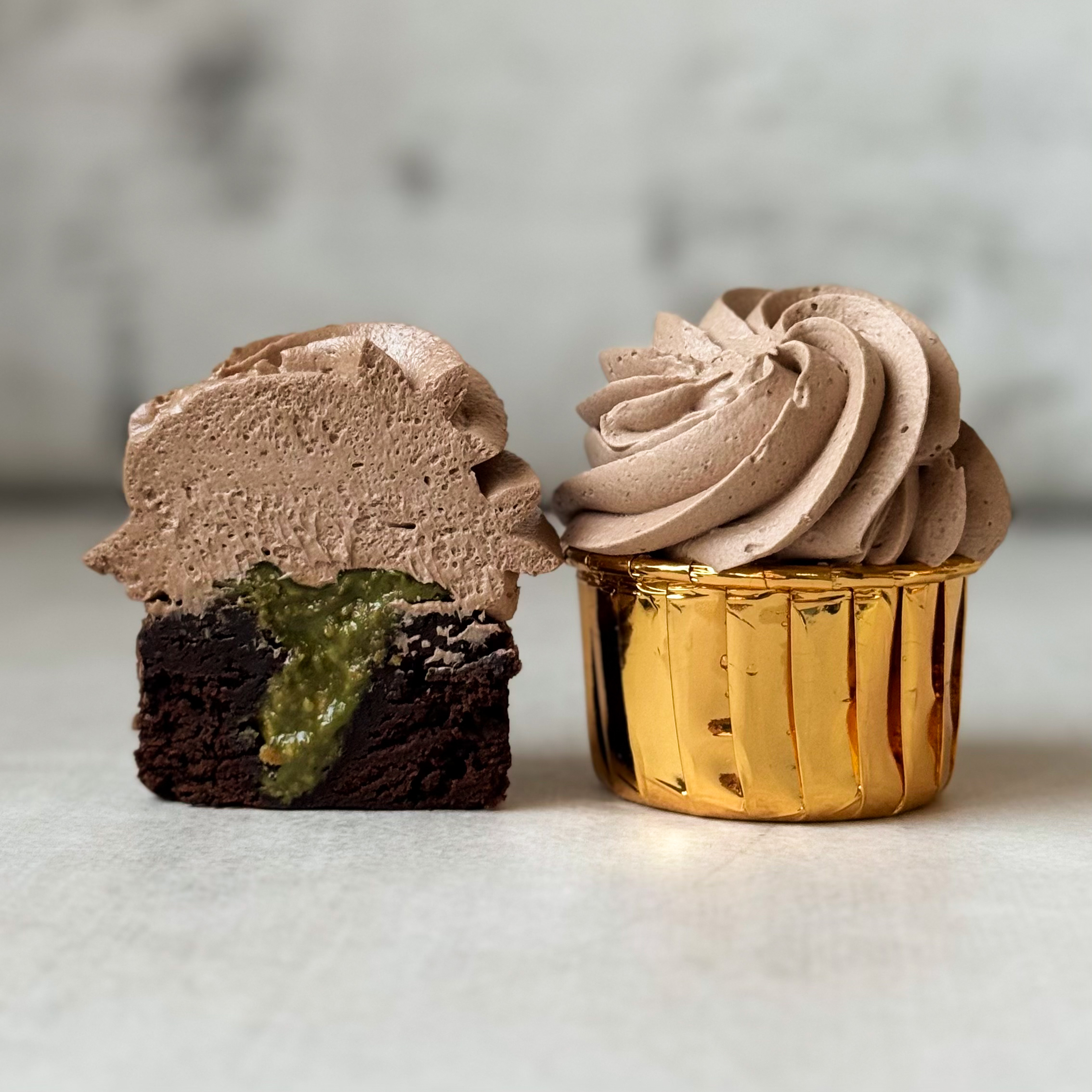 Шоколадный капкейк с начинкой "Дубайский шоколад" и воздушным шоколадным кремом. изображение 1