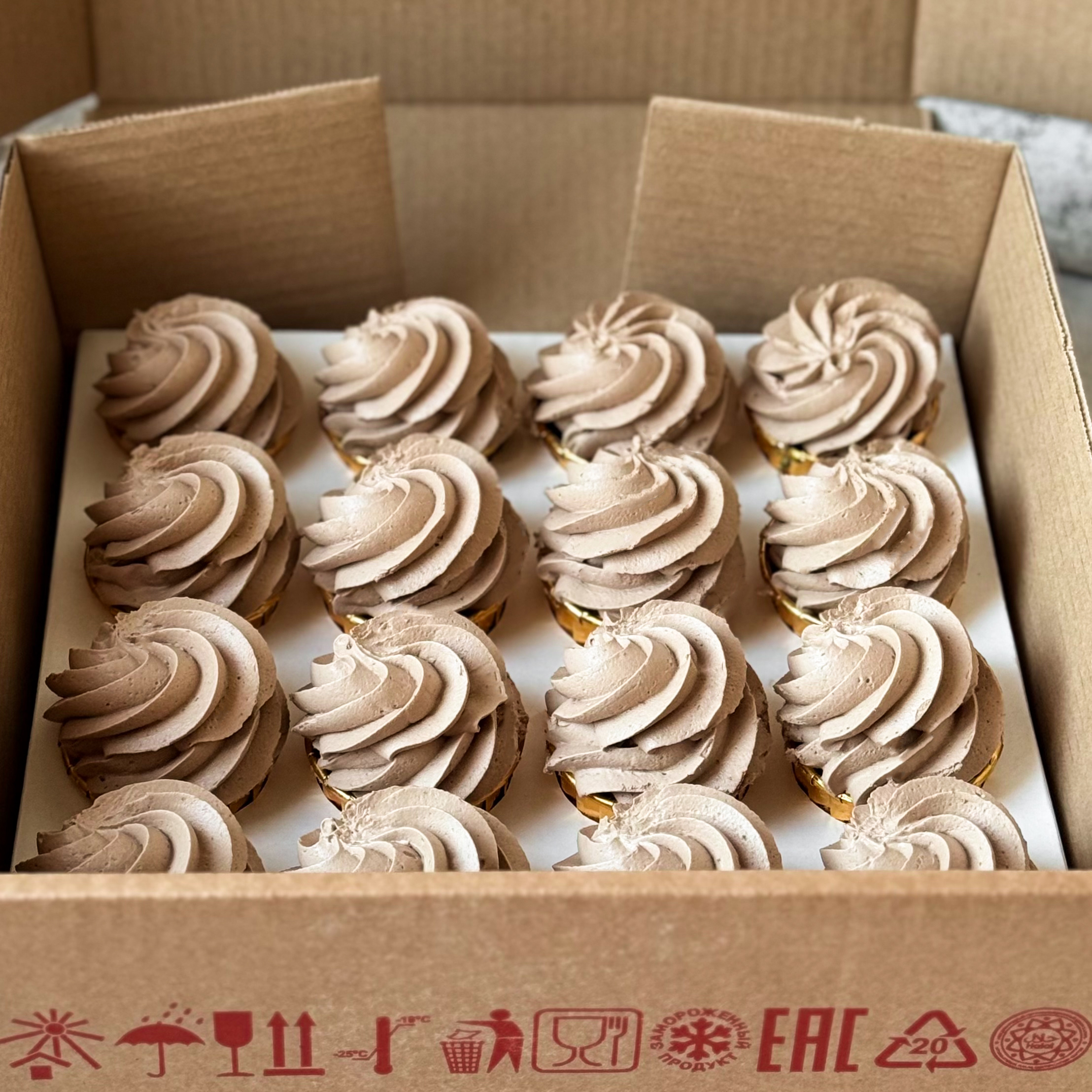 Шоколадный капкейк с начинкой "Дубайский шоколад" и воздушным шоколадным кремом. изображение 5