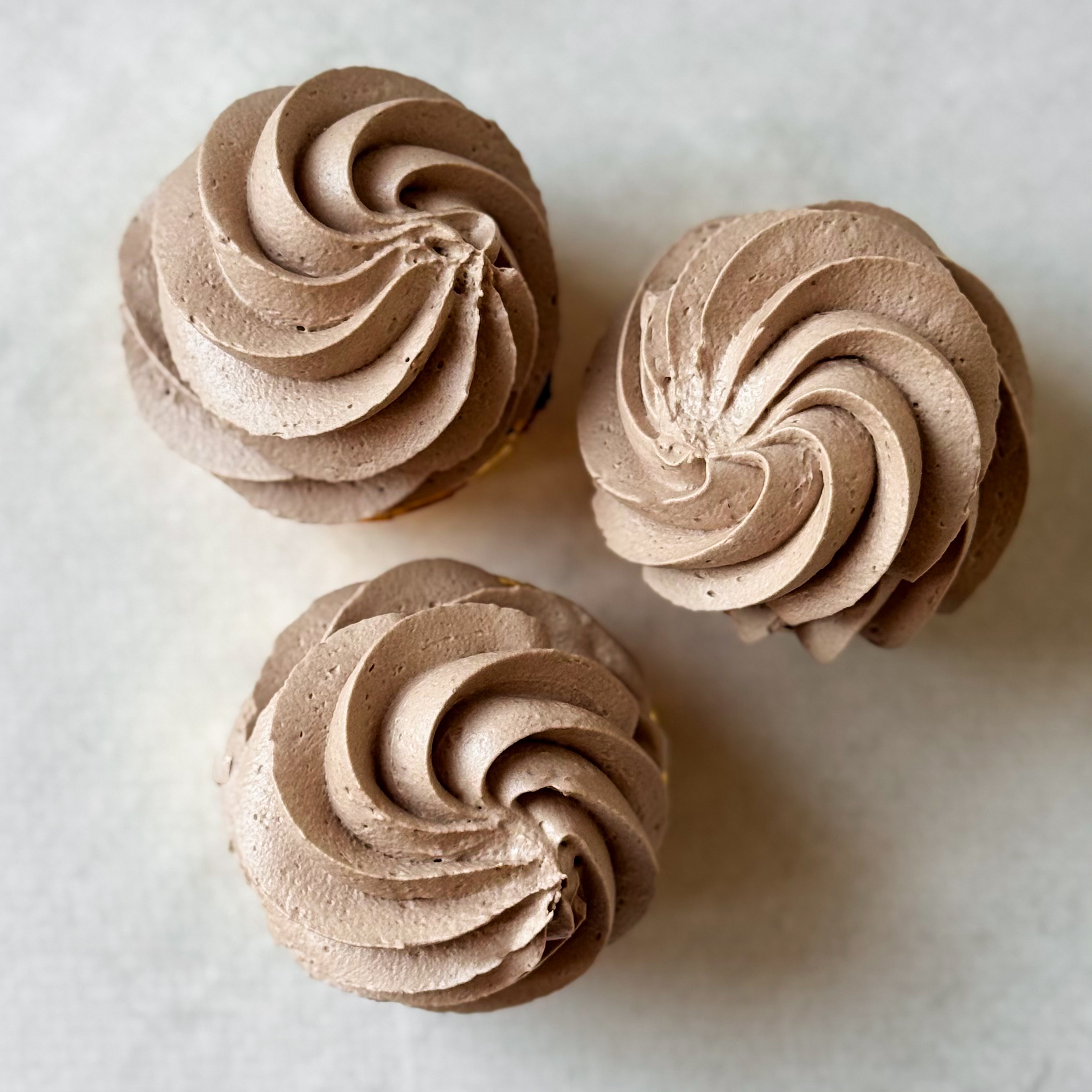 Шоколадный капкейк с начинкой "Дубайский шоколад" и воздушным шоколадным кремом. изображение 8