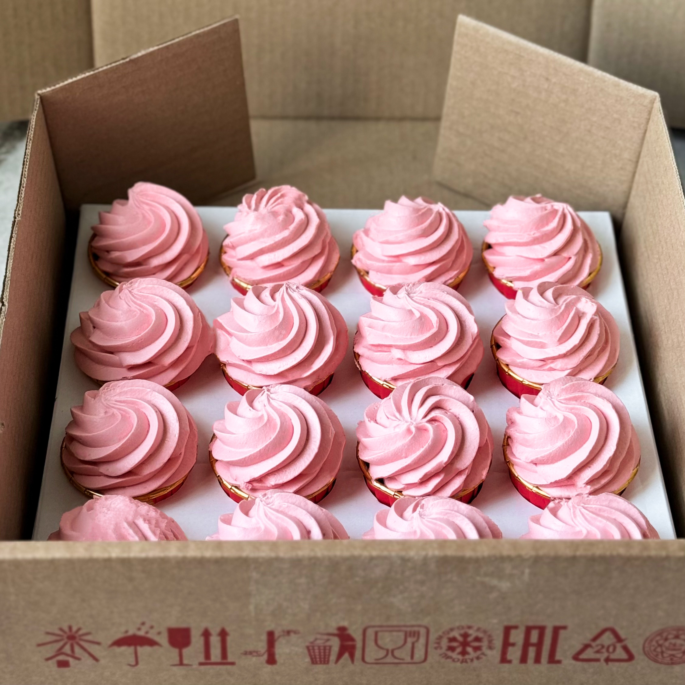 Капкейк с шоколадной прослойкой и нежнейшим сливочным кремом. изображение 3