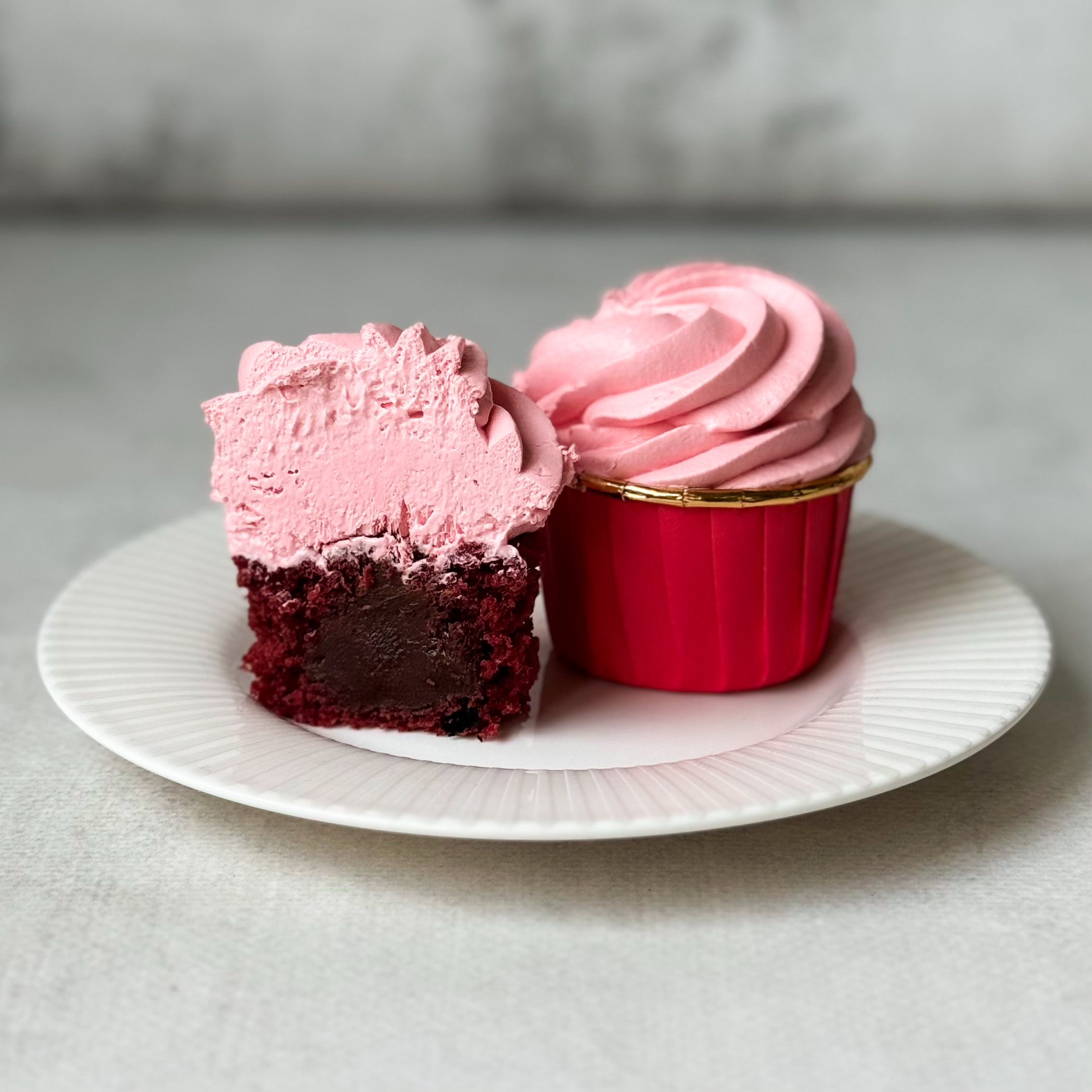 Капкейк с шоколадной прослойкой и нежнейшим сливочным кремом. изображение 7