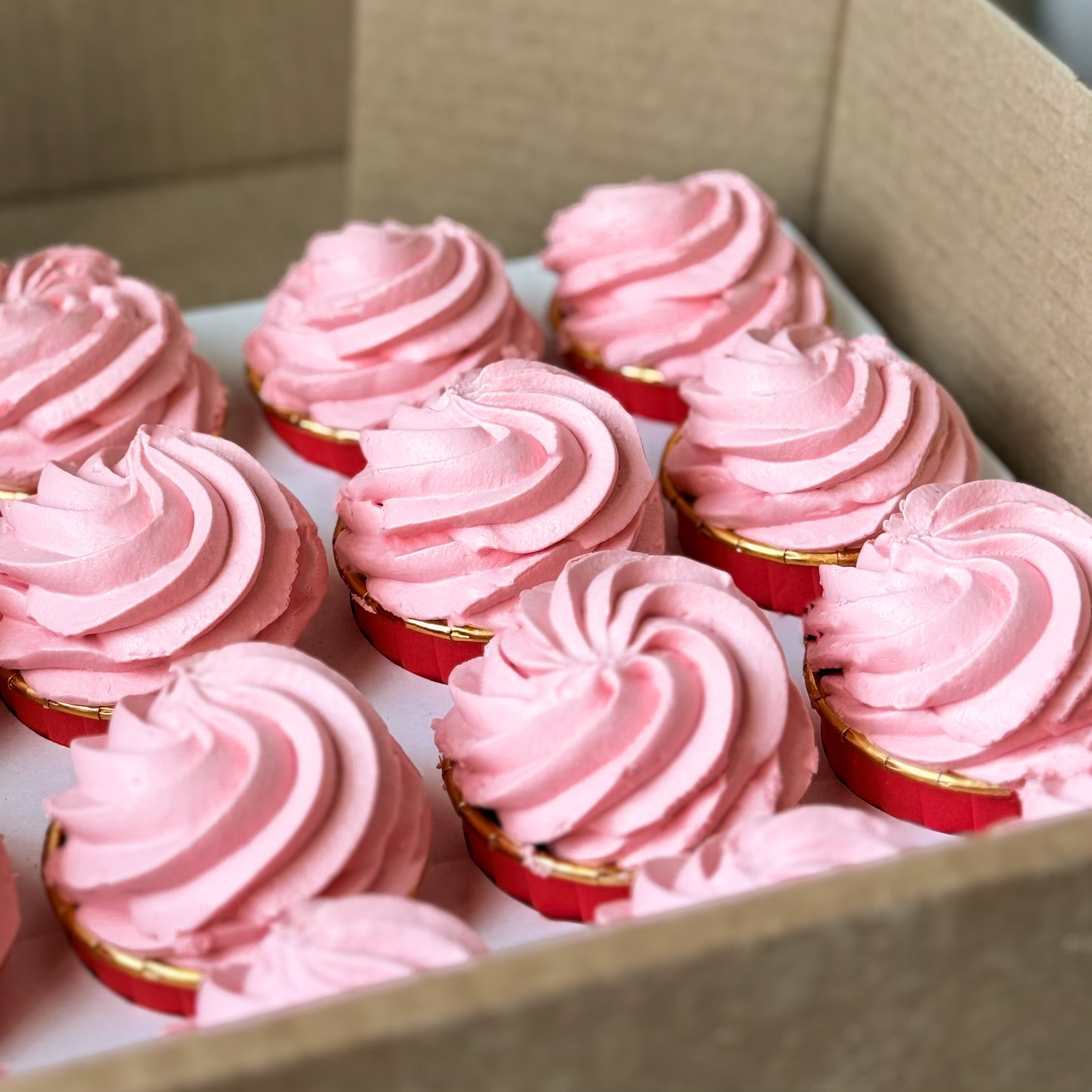 Капкейк с шоколадной прослойкой и нежнейшим сливочным кремом. изображение 8