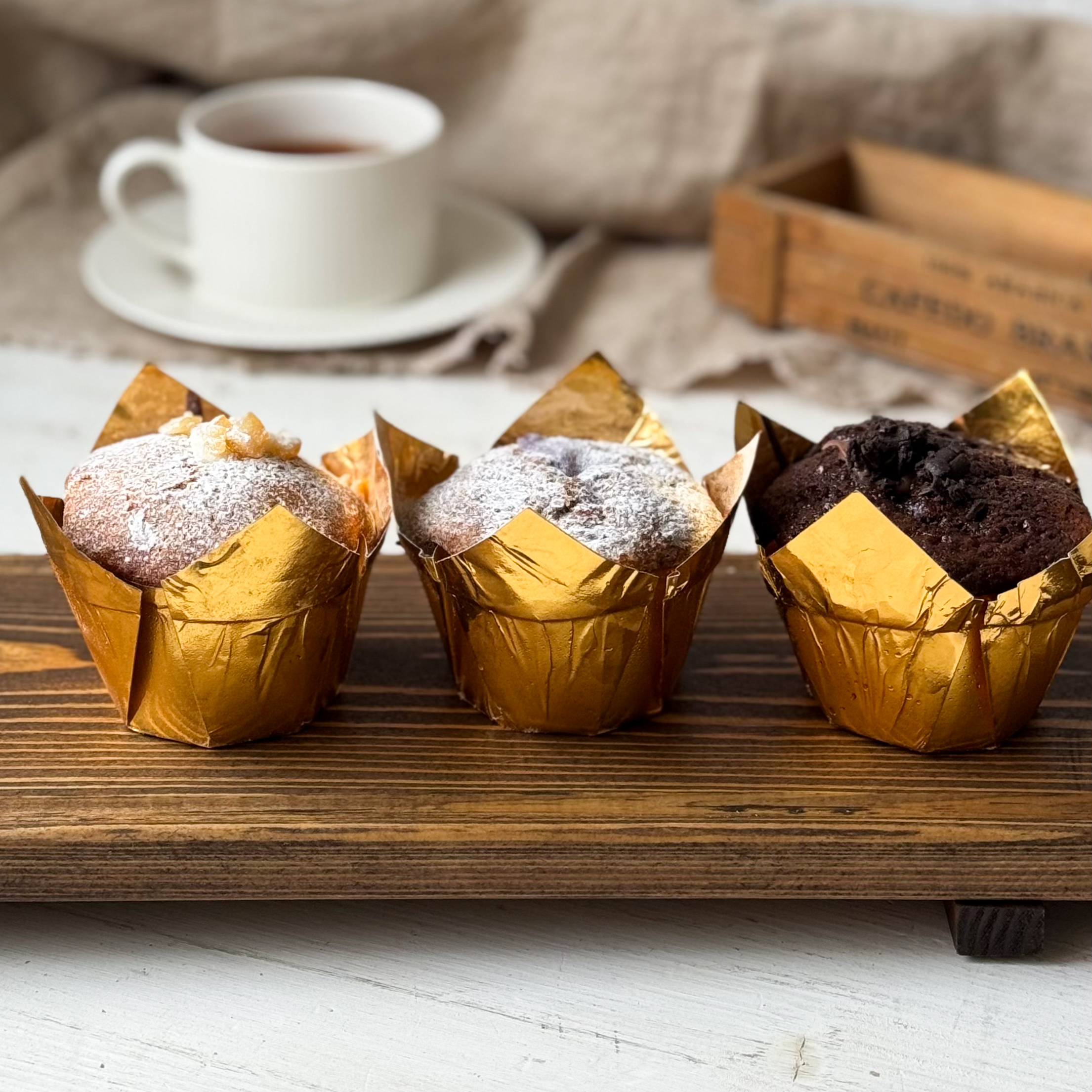 Ассорти маффинов из 3-х вкусов: черничный, шоколадный, апельсиновый изображение 1