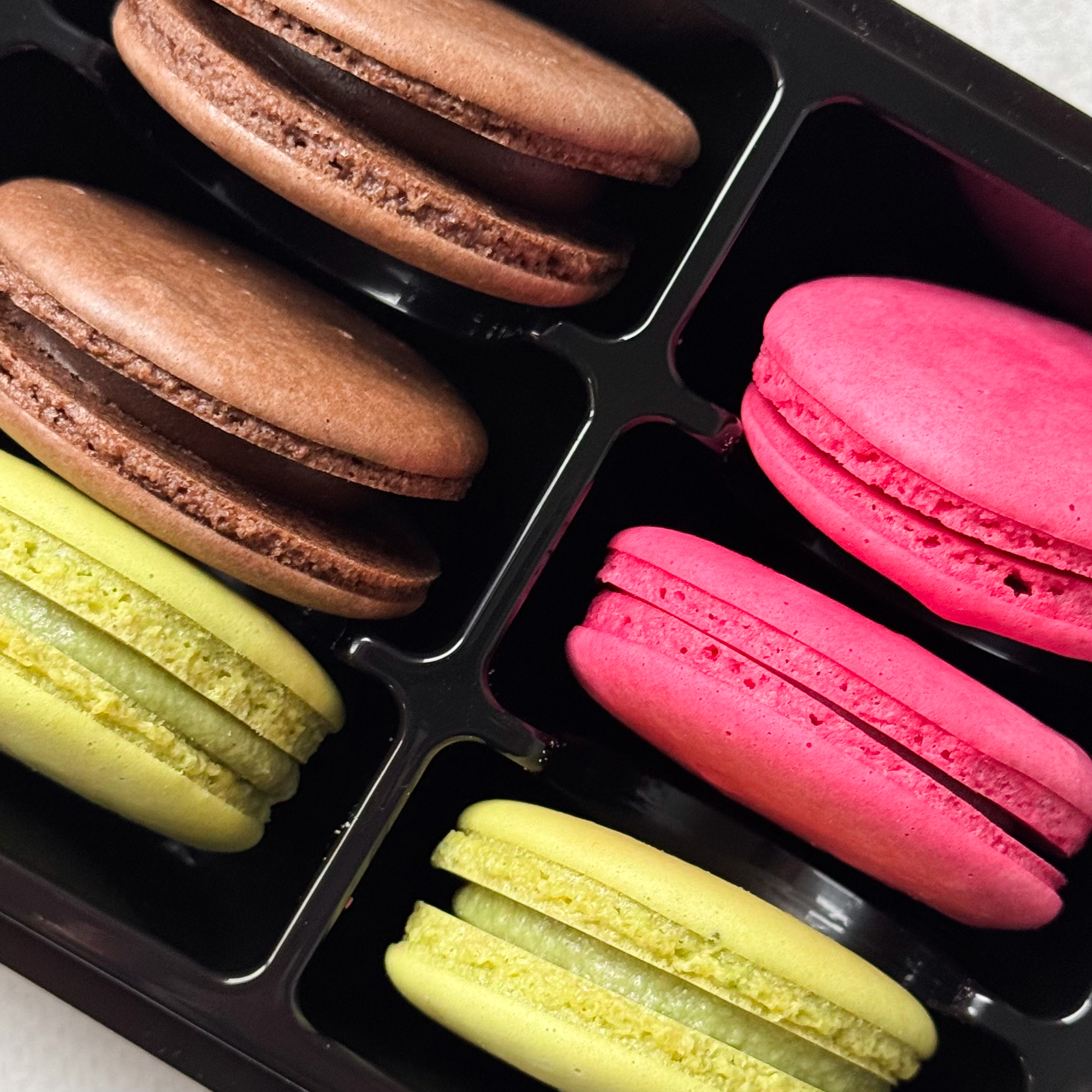 Миндальное печенье с начинкой. В упаковке 3 вкуса: "малина", "шоколад", "фисташка". изображение 4