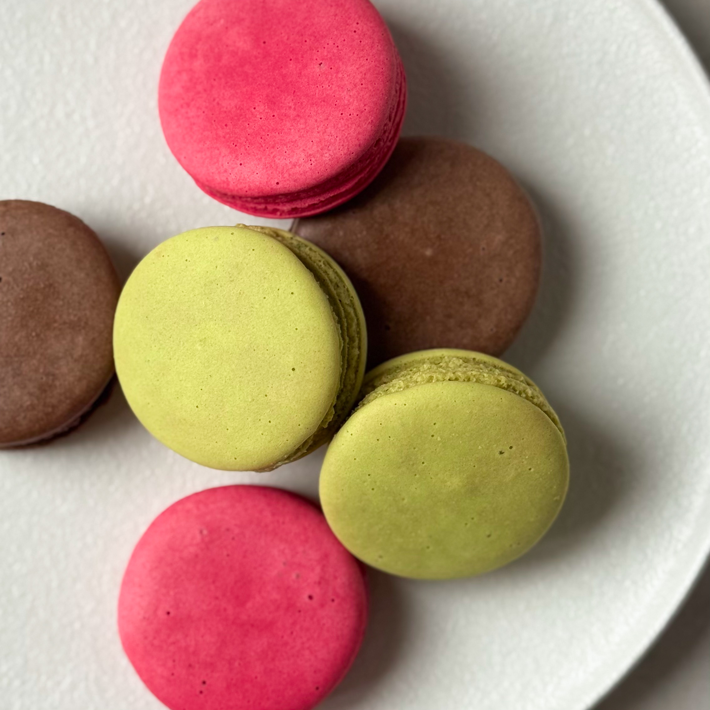 Миндальное печенье с начинкой. В упаковке 3 вкуса: "малина", "шоколад", "фисташка". изображение 5