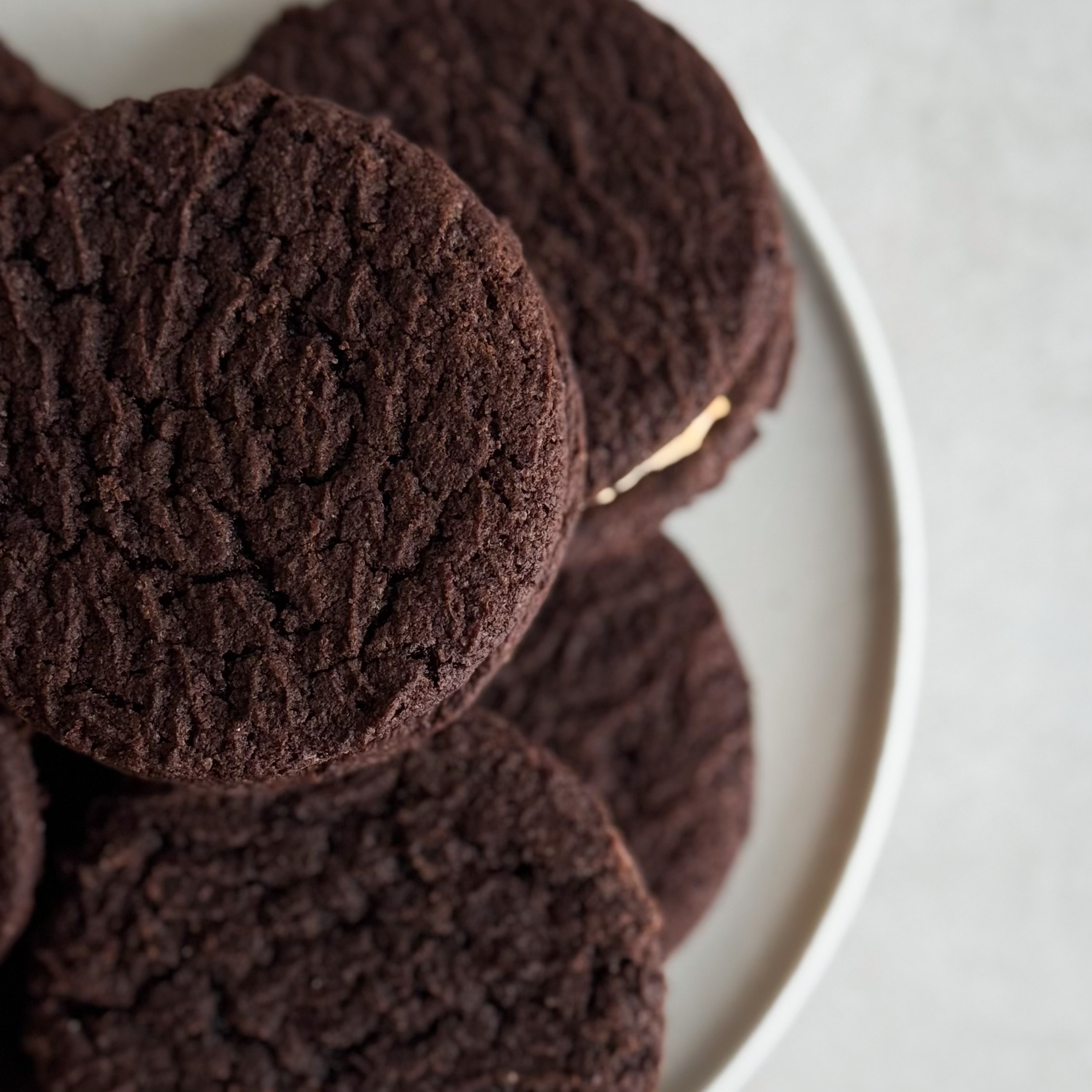 Вупи пай «Брауни с арахисовой пастой» - это два мягких шоколадных печенья брауни с насыщенным какао и нежной кремовой начинкой из арахисовой пасты. Идеальный баланс сладости и легкой ореховой нотки. изображение 7