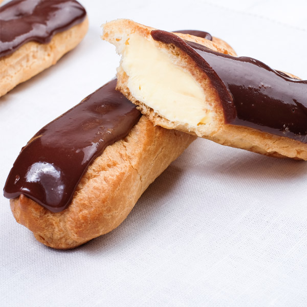 Ванильный эклер из заварного теста с начинкой из заварного крема и взбитых сливок, украшенный шоколадной глазурью 2 СОРТ Внимание: выкристаллизовались сахара кристаллы на помадке. изображение 1