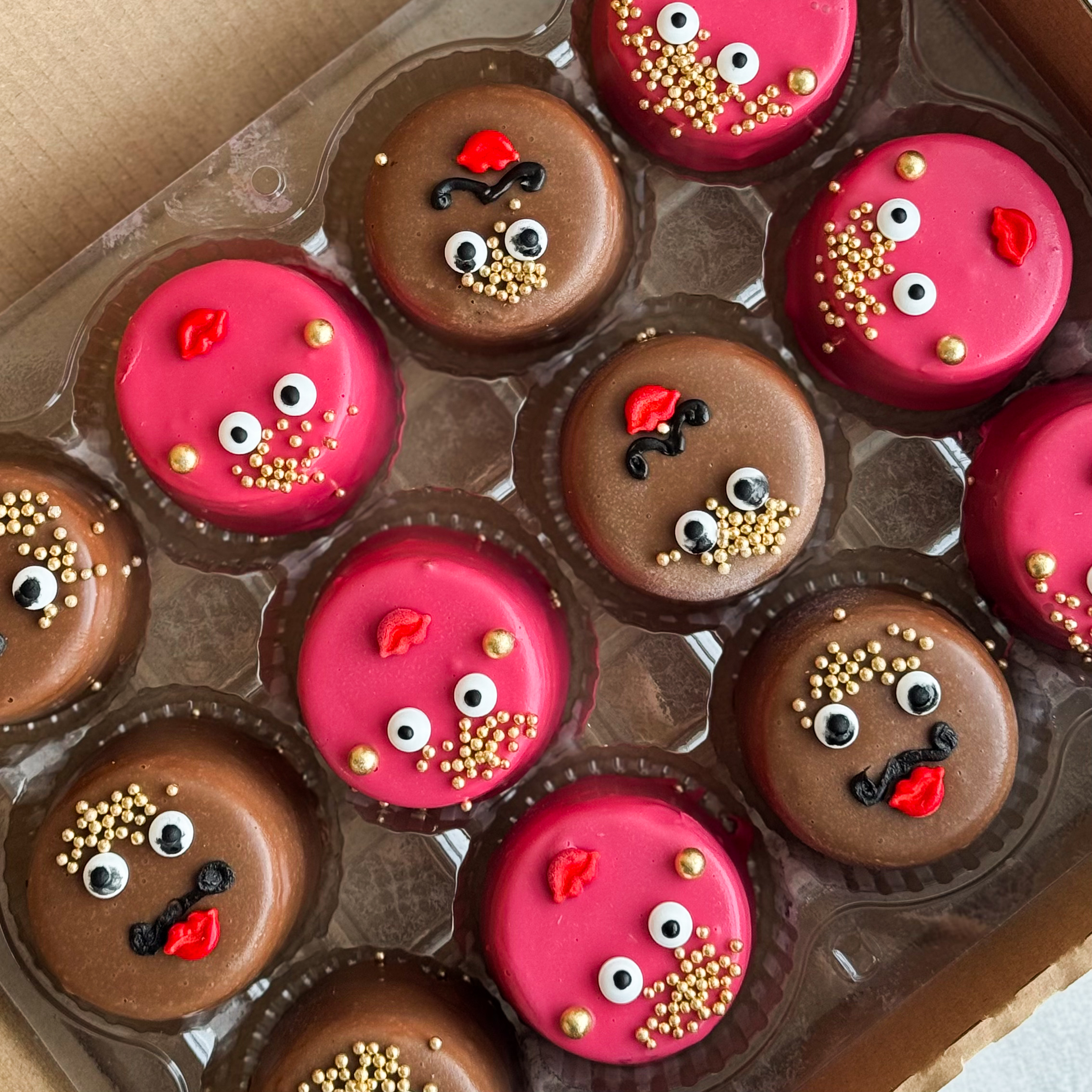 Пирожное «Шоколадная бомба» 12 шт: два слоя из белого и молочного шоколада с хрустящей сердцевиной из фундучного пралине (мужчина и женщина) изображение 1