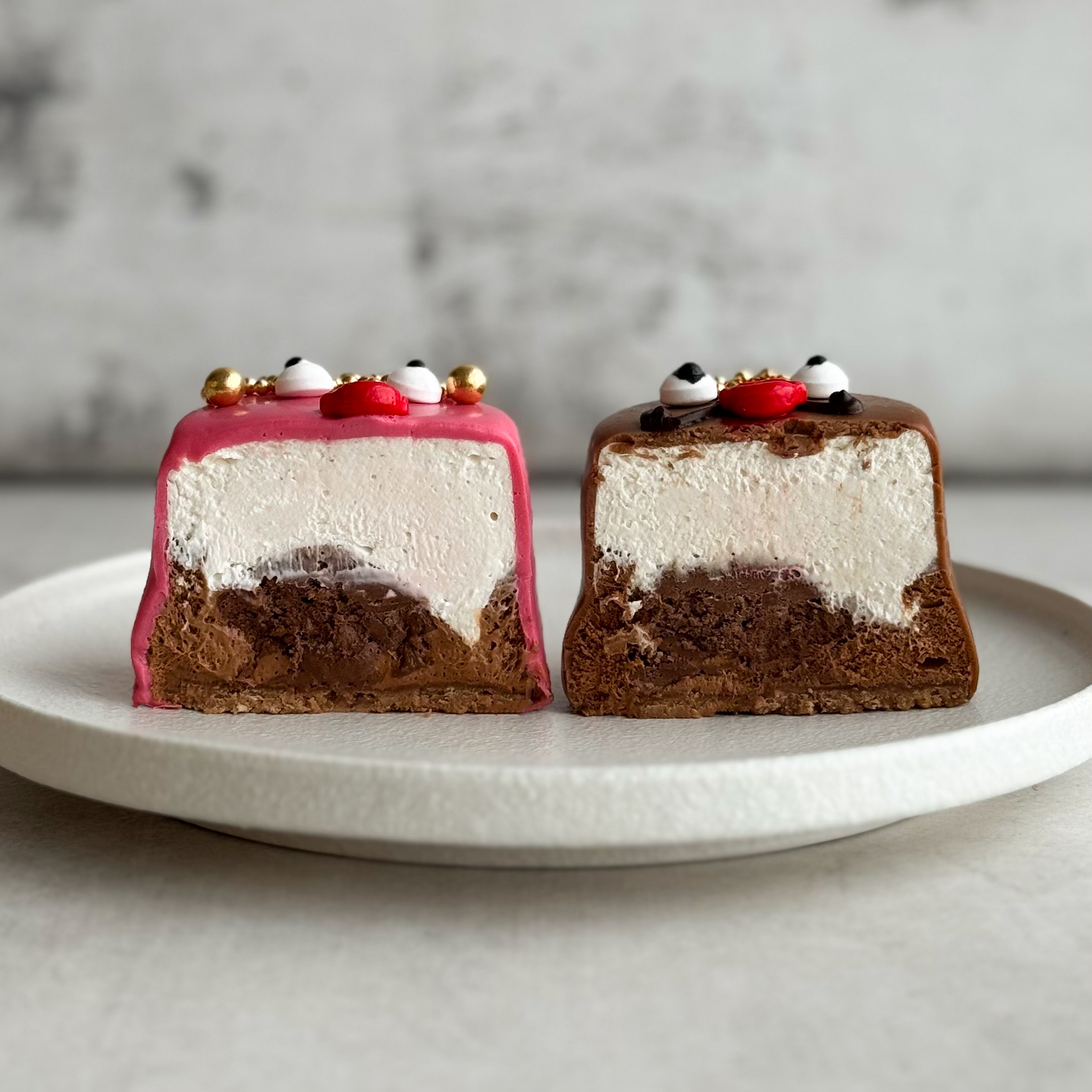 Пирожное «Шоколадная бомба» 12 шт: два слоя из белого и молочного шоколада с хрустящей сердцевиной из фундучного пралине (мужчина и женцина) изображение 2