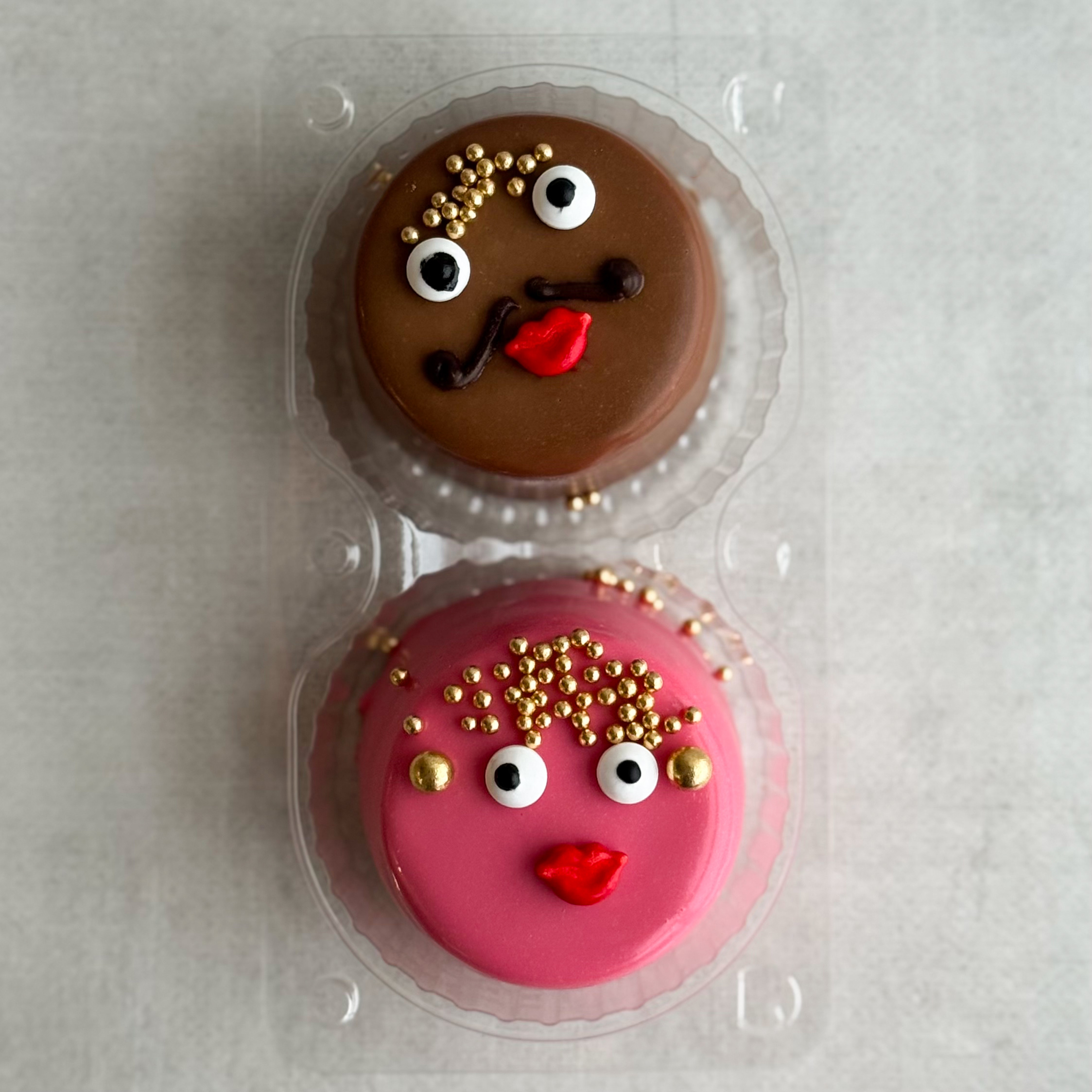 Пирожное «Шоколадная бомба» 2 шт: два слоя из белого и молочного шоколада с хрустящей сердцевиной из фундучного пралине (мужчина и женцина) изображение 3