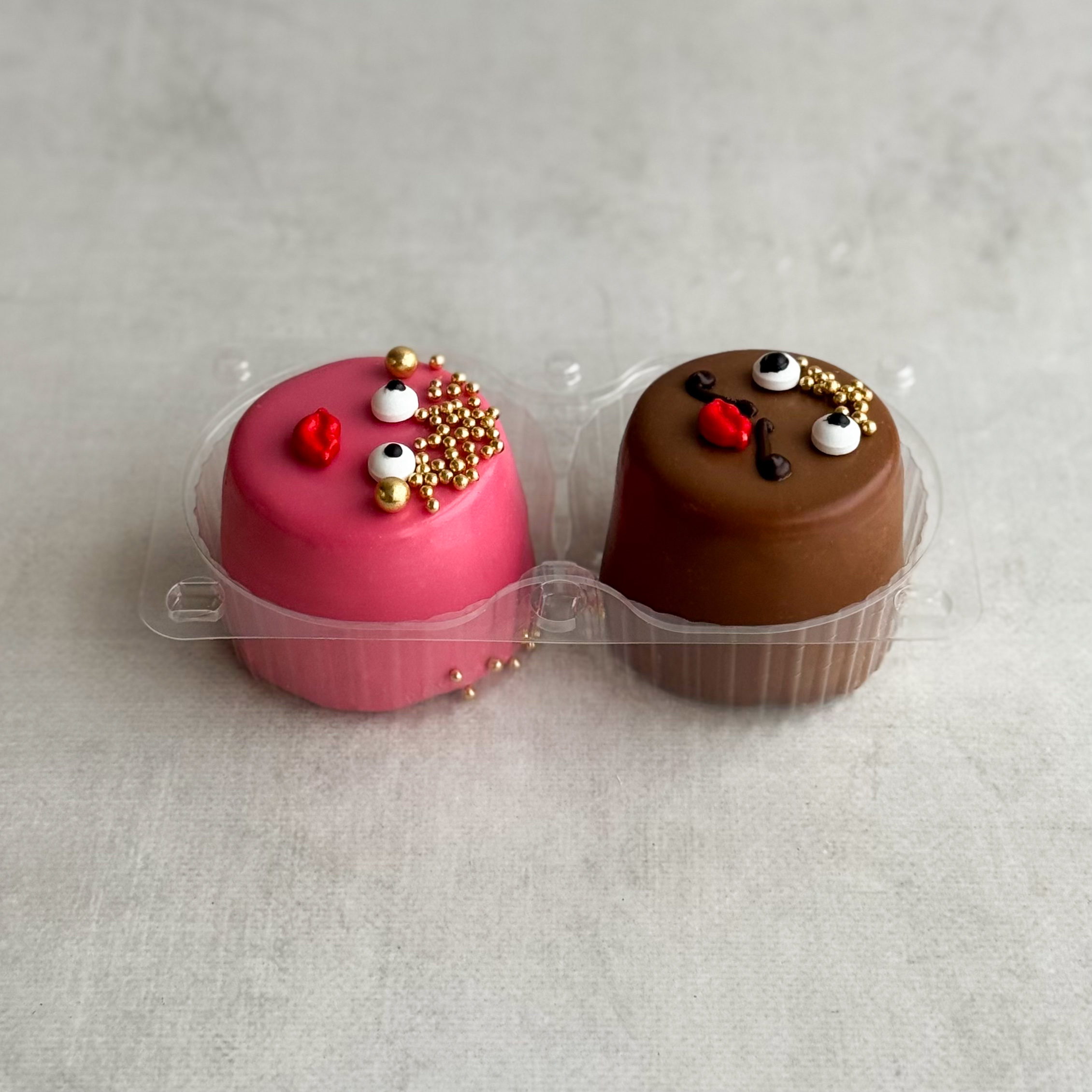 Пирожное «Шоколадная бомба» 2 шт: два слоя из белого и молочного шоколада с хрустящей сердцевиной из фундучного пралине (мужчина и женцина) изображение 5