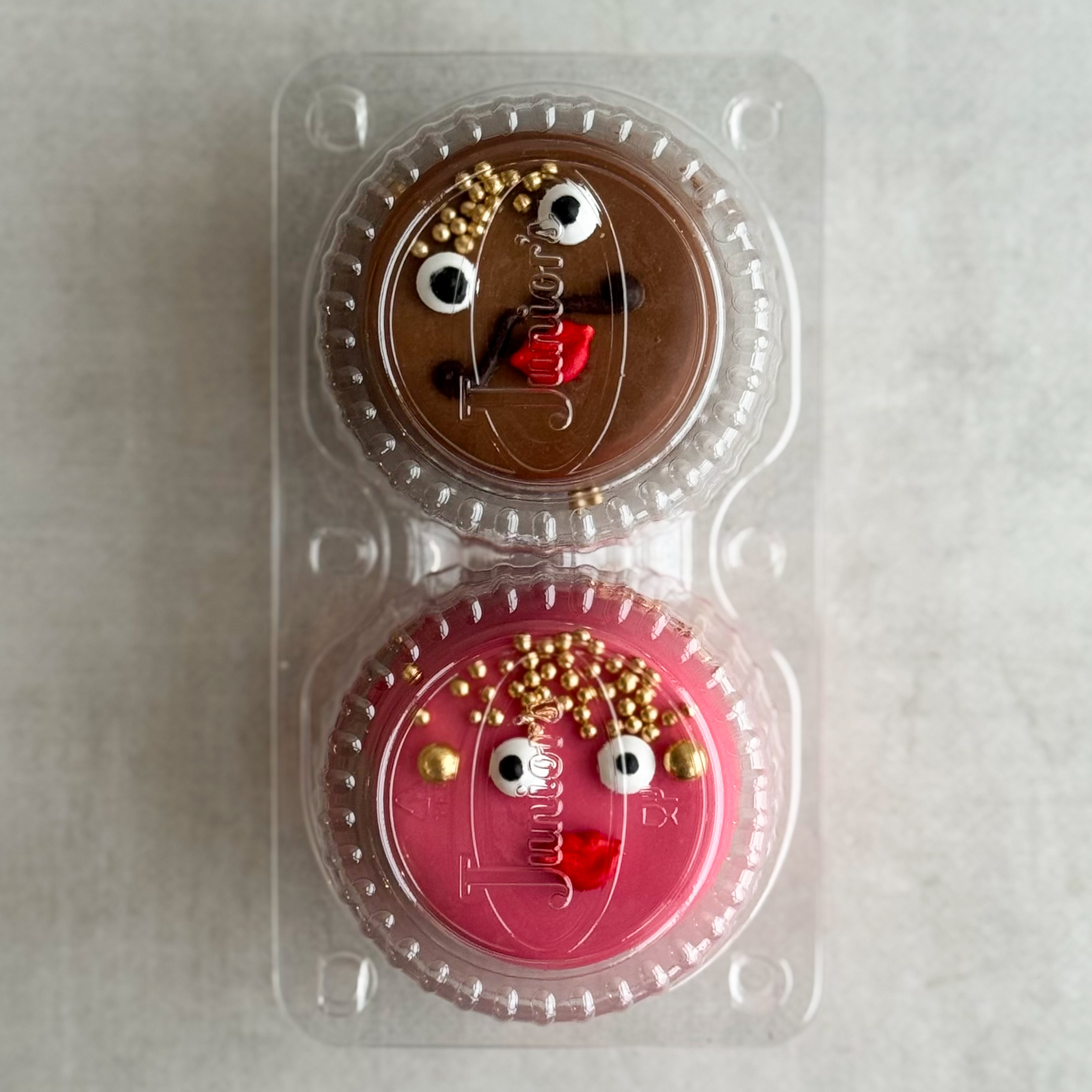 Пирожное «Шоколадная бомба» 2 шт: два слоя из белого и молочного шоколада с хрустящей сердцевиной из фундучного пралине (мужчина и женцина) изображение 6