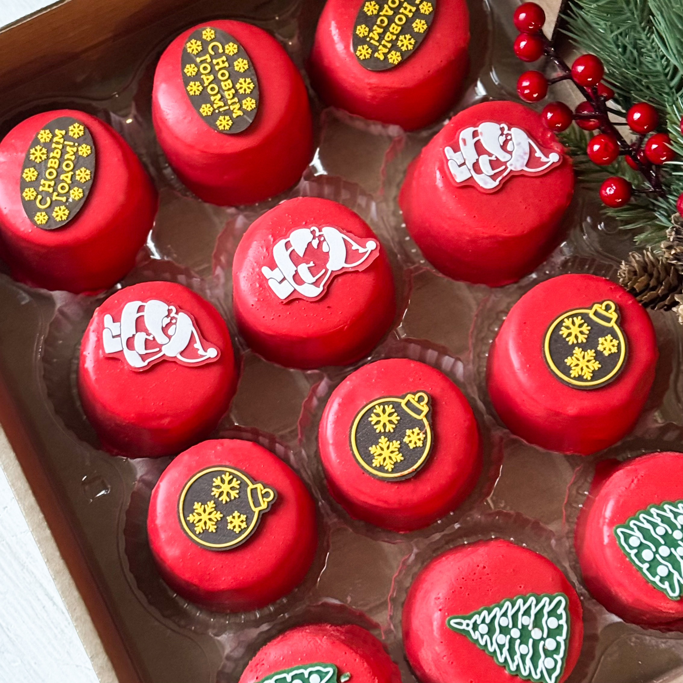 Пирожное муссовое «Шоколадная бомба» (НГ декор) изображение 1