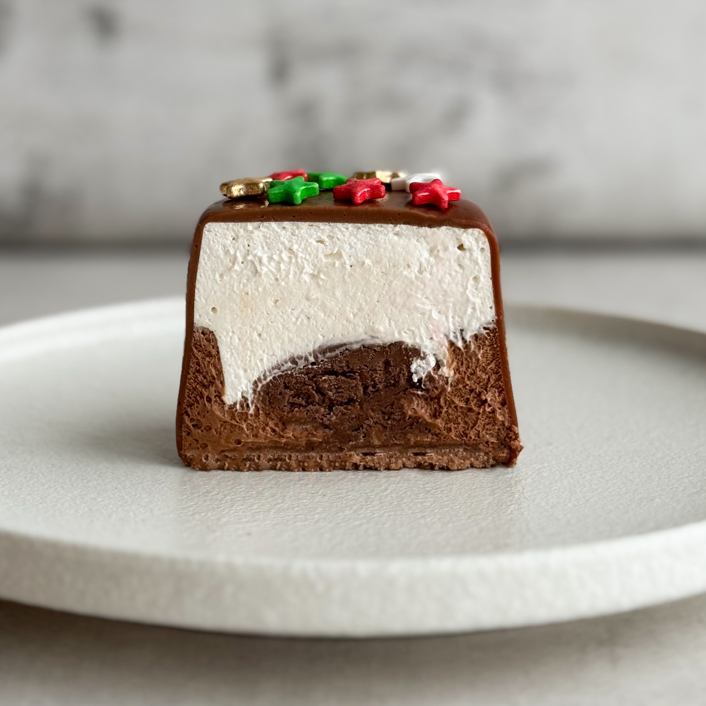 Пирожное Шоколадная бомба (23 февраля) в индивид.упак. Два слоя из белого и молочного шоколада с хрустящей сердцевиной из фундучного пралине в тематическом лимитированном дизайне. изображение 2