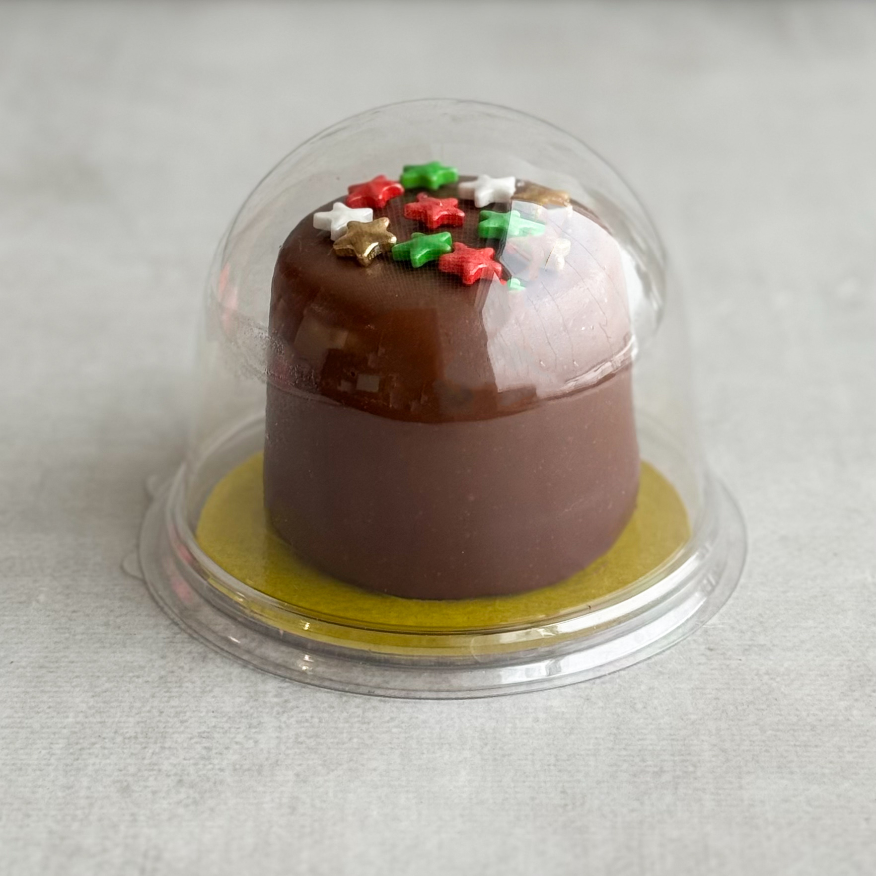 Пирожное Шоколадная бомба (23 февраля) в индивид.упак. Два слоя из белого и молочного шоколада с хрустящей сердцевиной из фундучного пралине в тематическом лимитированном дизайне. изображение 3