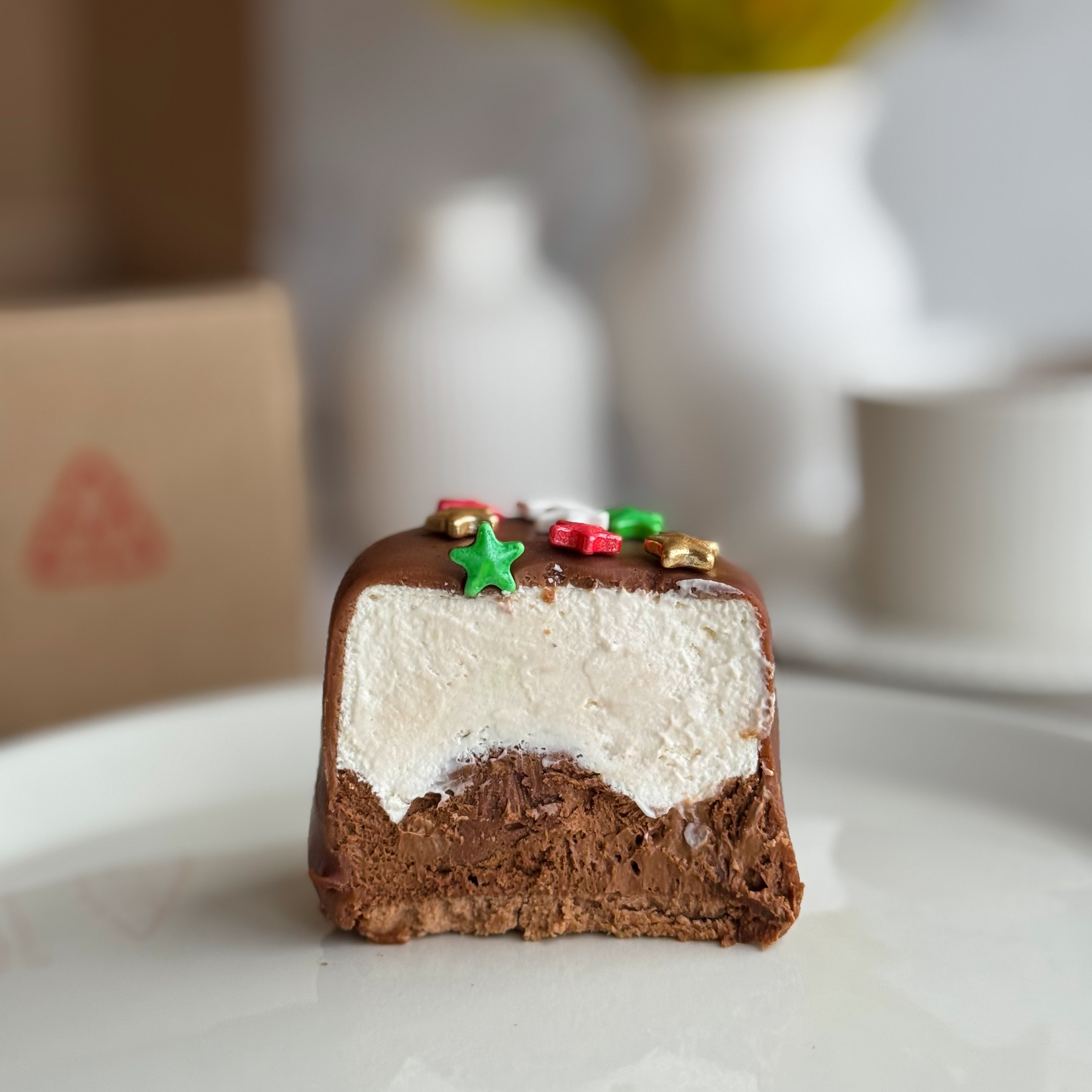 Пирожное Шоколадная бомба (Звезды) Два слоя из белого и молочного шоколада с хрустящей сердцевиной из фундучного пралине в тематическом лимитированном дизайне. изображение 6
