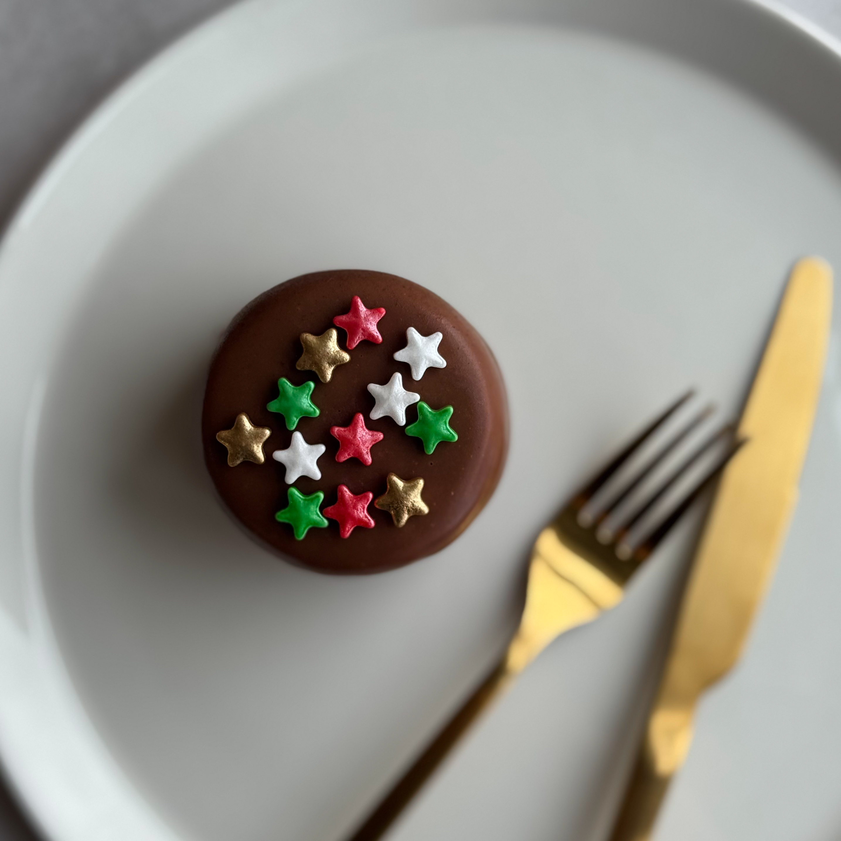 Пирожное Шоколадная бомба (Звезды) Два слоя из белого и молочного шоколада с хрустящей сердцевиной из фундучного пралине в тематическом лимитированном дизайне. изображение 7