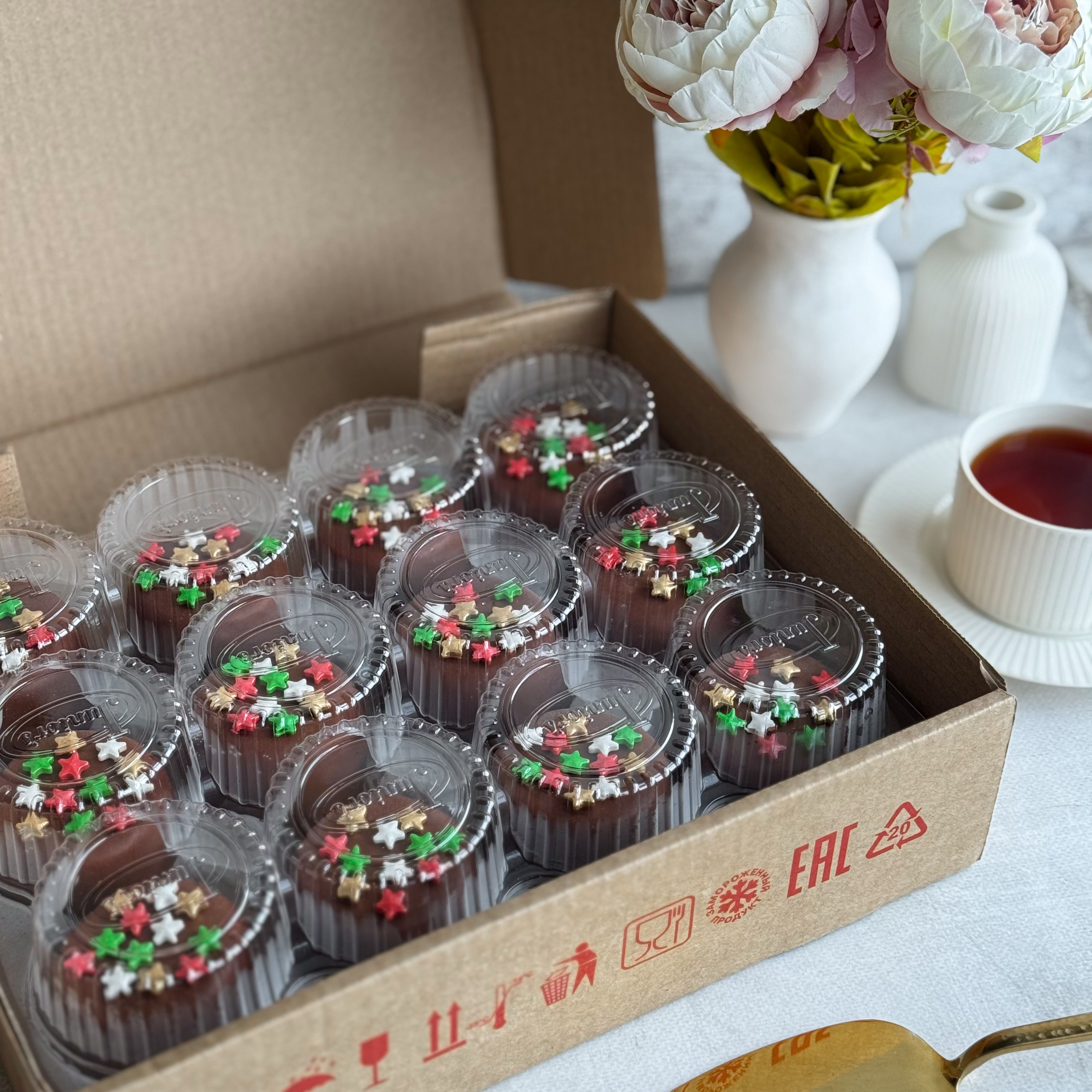 Пирожное Шоколадная бомба (Звезды) Два слоя из белого и молочного шоколада с хрустящей сердцевиной из фундучного пралине в тематическом лимитированном дизайне. изображение 8