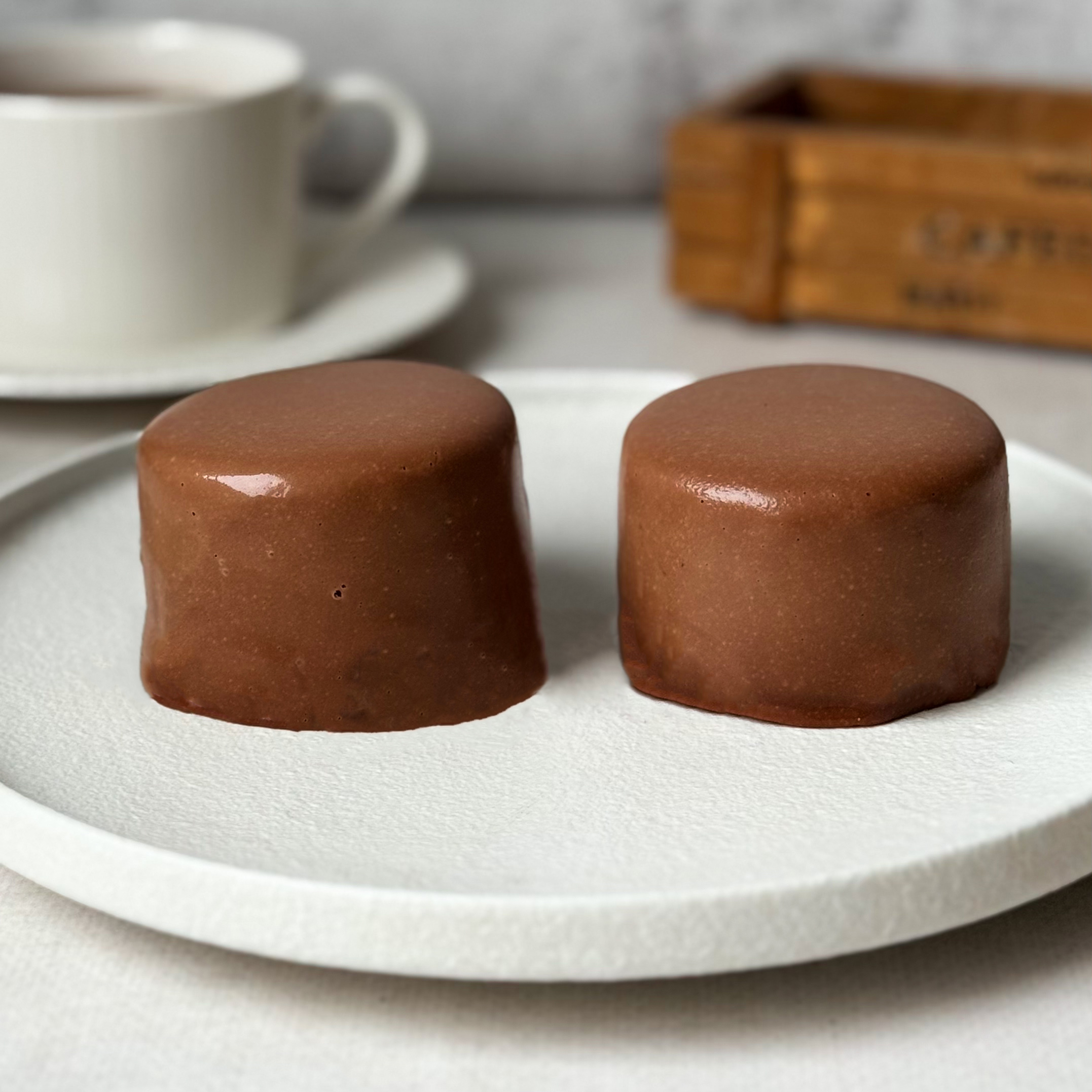 Два слоя из белого и молочного шоколада с хрустящей сердцевиной из фундучного пралине, покрыто молочным шоколадом. изображение 5