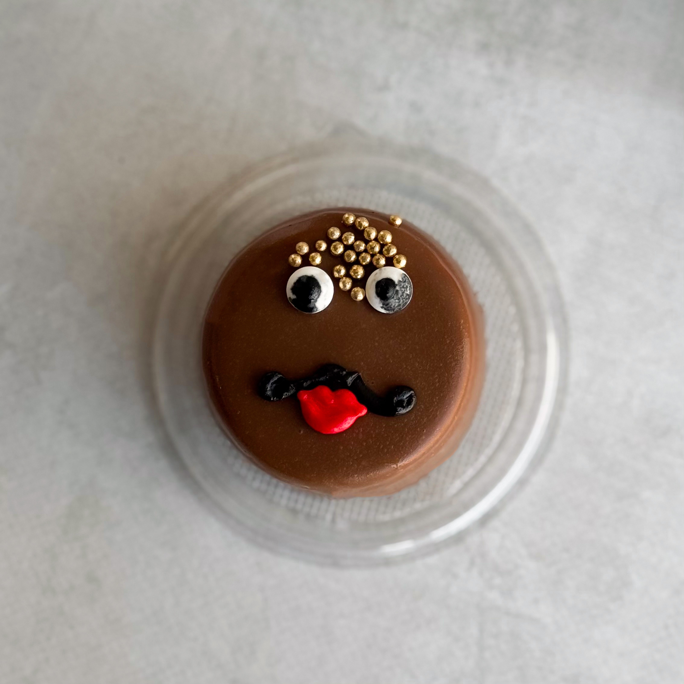 Пирожное Шоколадная бомба (мужчина) в индивид.упак. Два слоя из белого и молочного шоколада с хрустящей сердцевиной из фундучного пралине в тематическом лимитированном дизайне. изображение 2