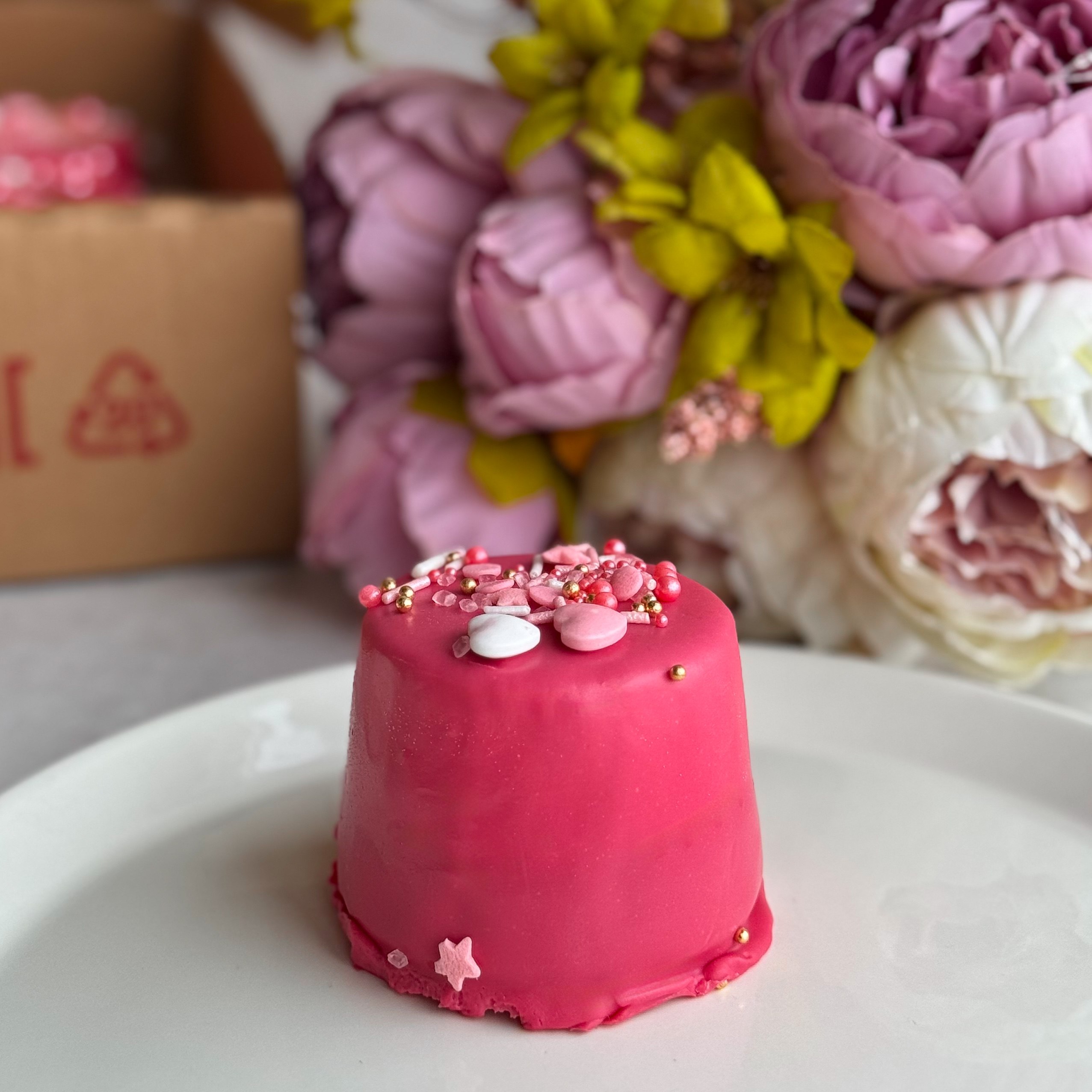 Пирожное Шоколадная бомба (Сердца) Два слоя из белого и молочного шоколада с хрустящей сердцевиной из фундучного пралине в тематическом лимитированном дизайне. изображение 1