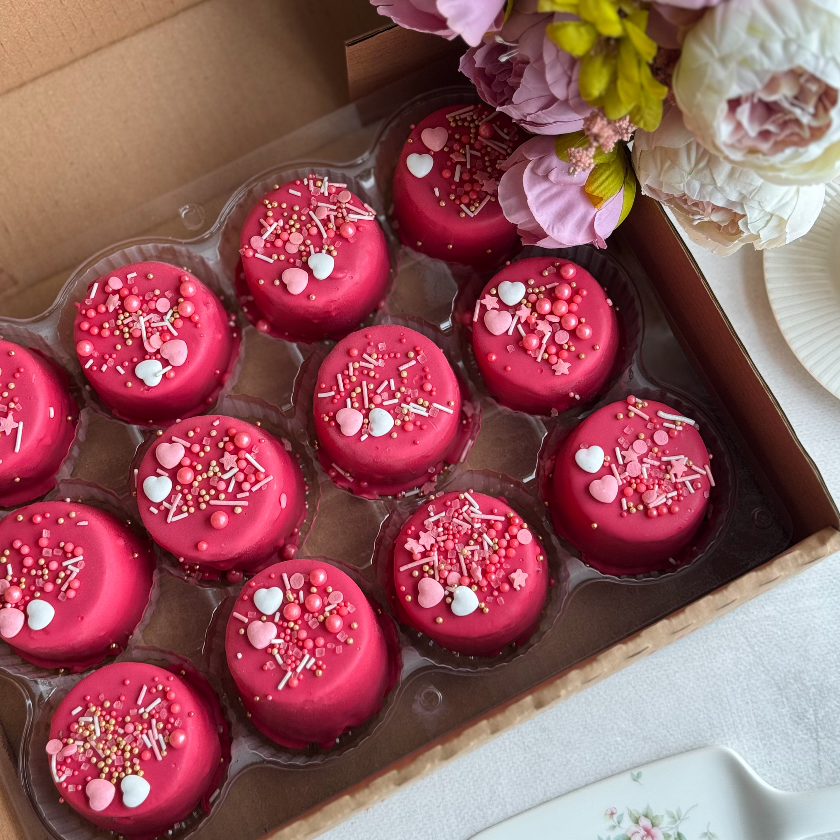 Пирожное Шоколадная бомба (Сердца) Два слоя из белого и молочного шоколада с хрустящей сердцевиной из фундучного пралине в тематическом лимитированном дизайне. изображение 2