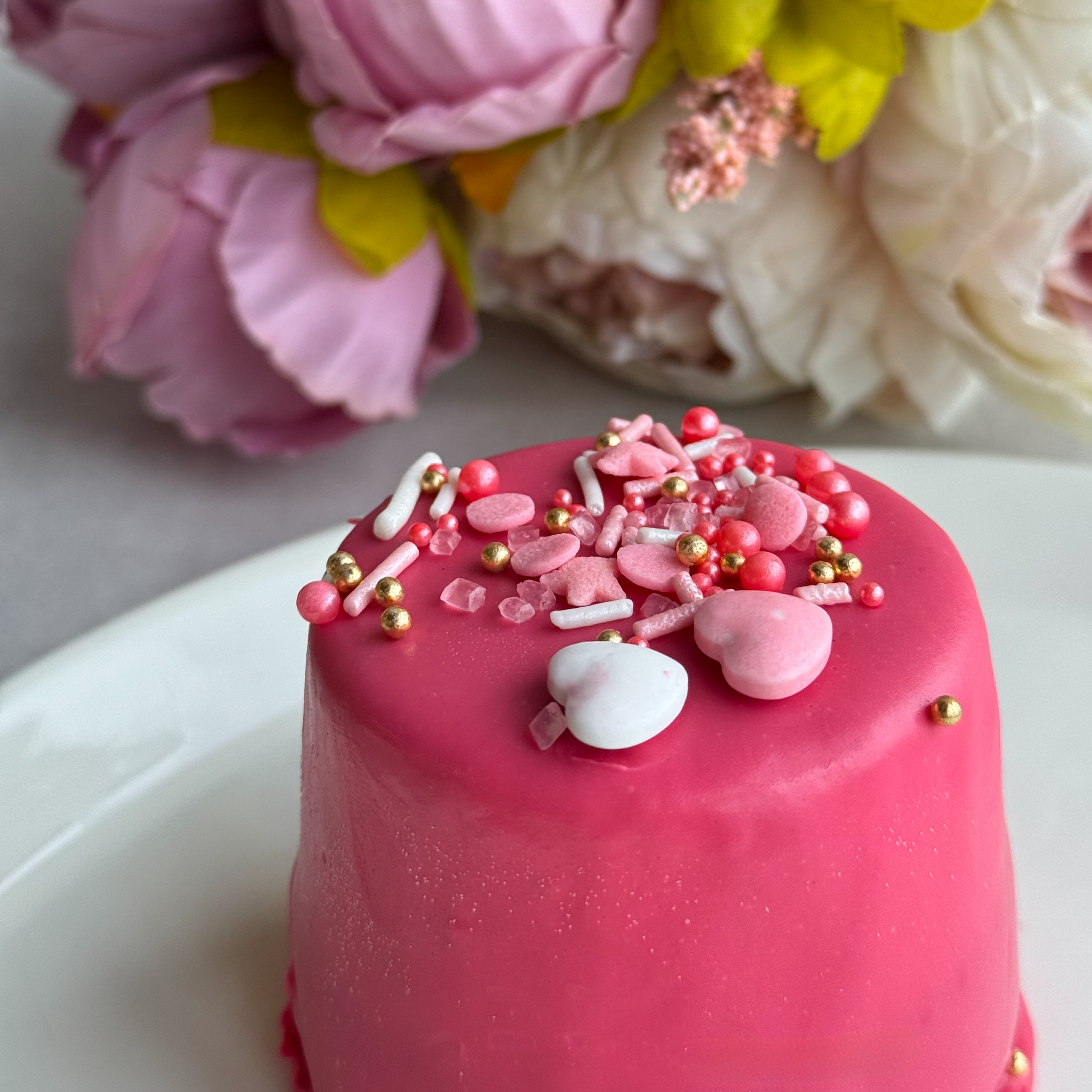 Пирожное Шоколадная бомба (Сердца) Два слоя из белого и молочного шоколада с хрустящей сердцевиной из фундучного пралине в тематическом лимитированном дизайне. изображение 4